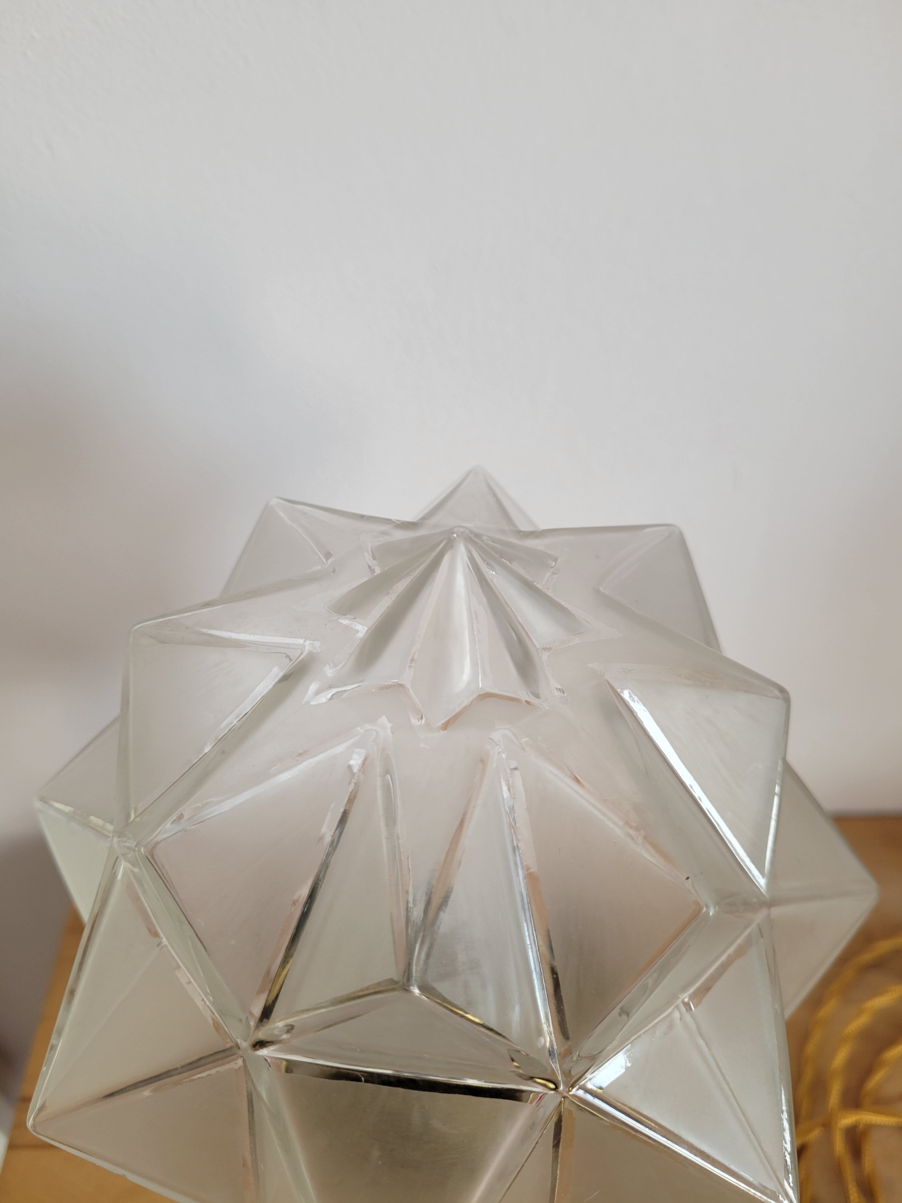 Lampe en laiton avec globe à facettes