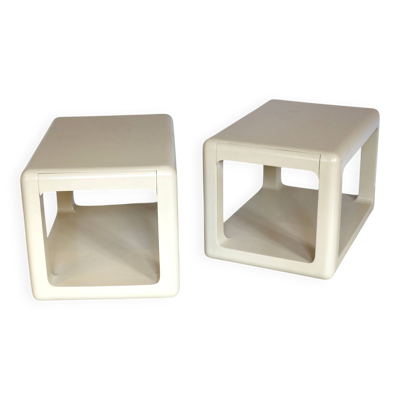 Une paire de tables basses/tables de chevet avec tiroirs. France années 70.