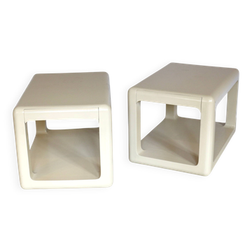 Une paire de tables basses/tables de chevet avec tiroirs. France années 70.