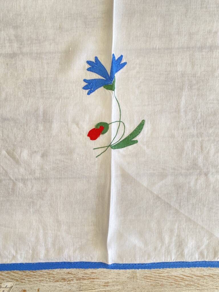 Antique hand-embroidered and braided tablecloth "poppies & cornflowers" - Linen - 107x107 cm