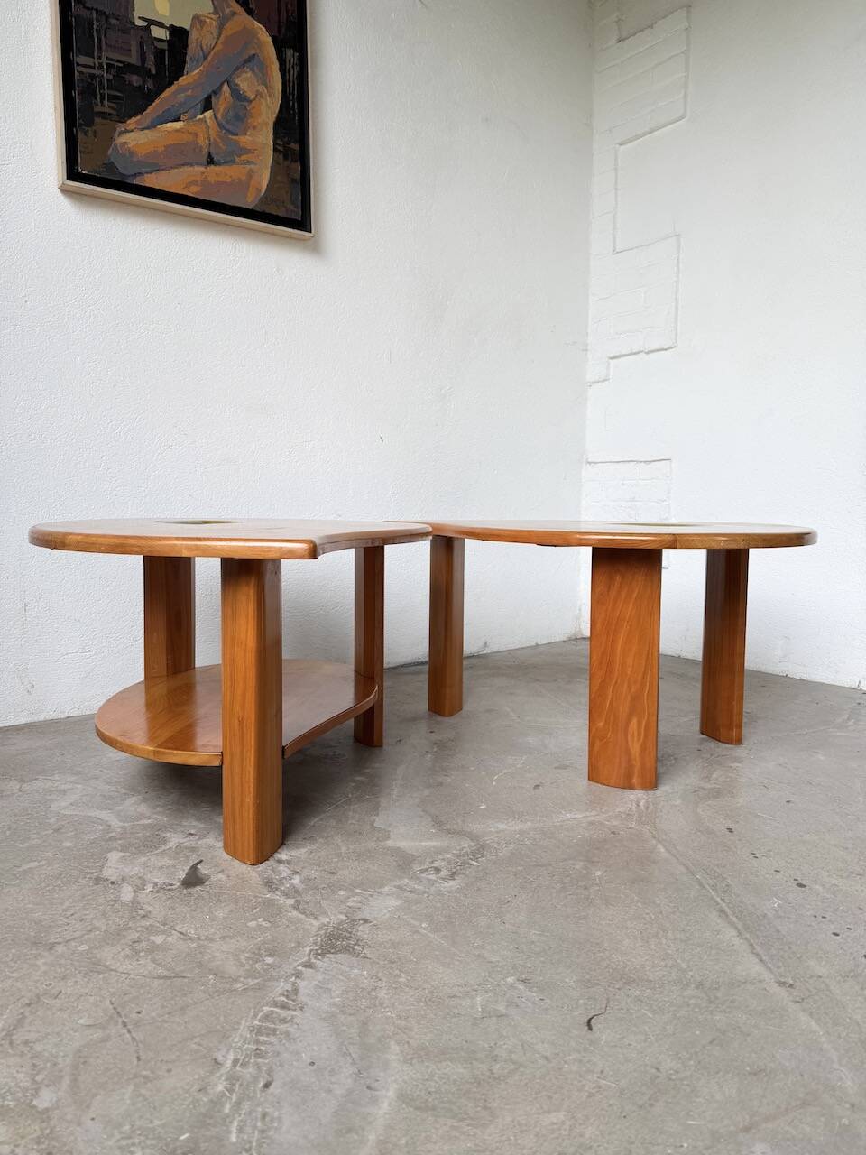 Tables basses en orme formant une goutte