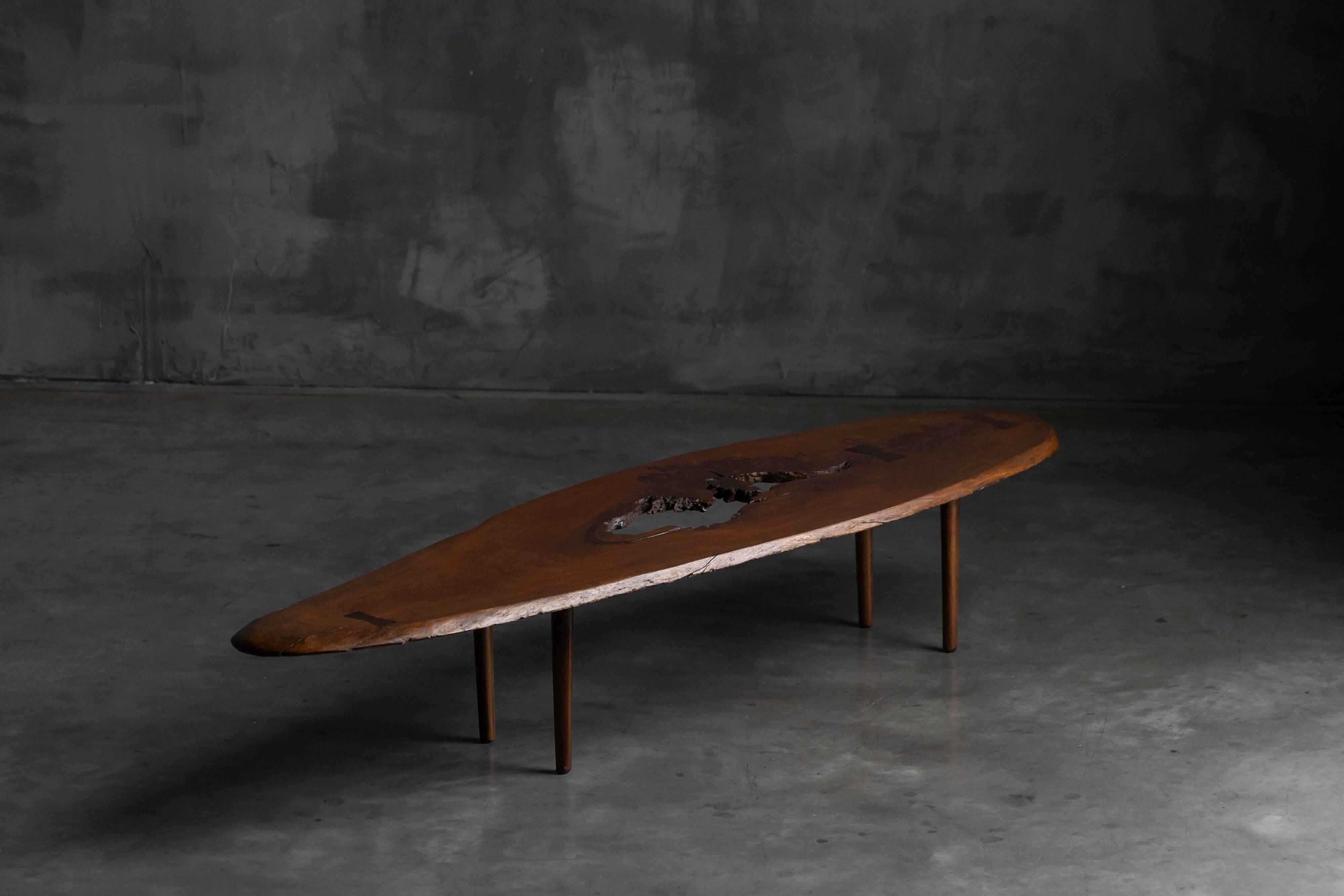 Table basse moderne organique avec vide naturel, France, milieu du 20e siècle