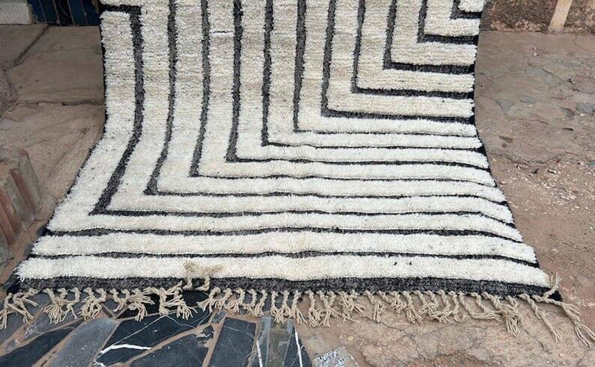 Handmade traditional Berber rug size 250/350 cm