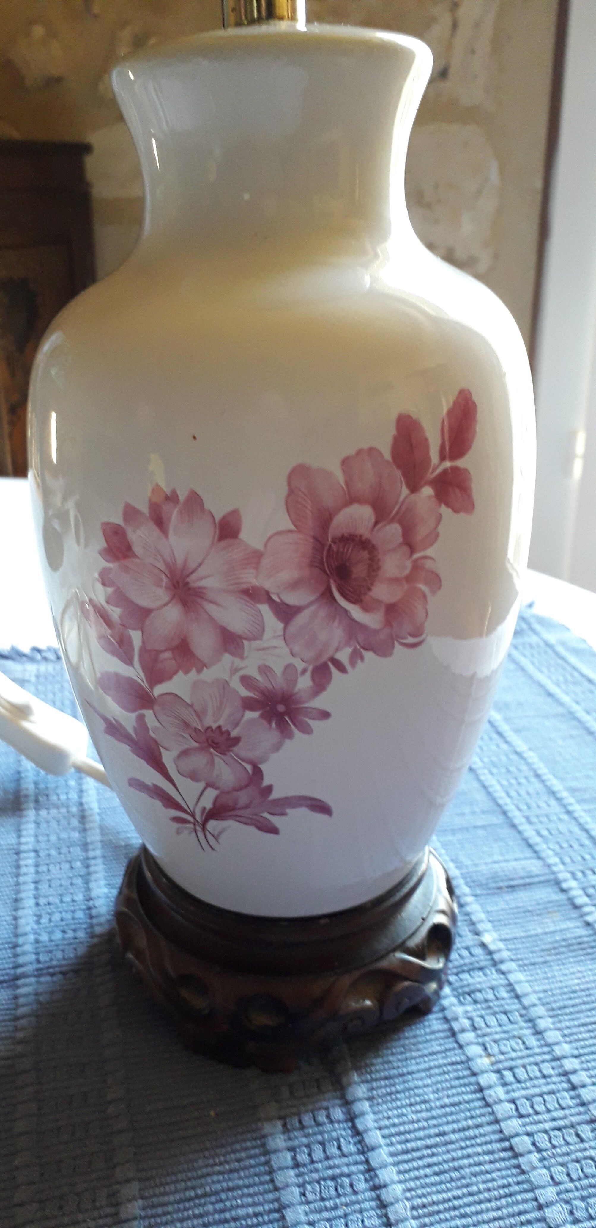 White porcelain lamp with Chinese style floral decoration