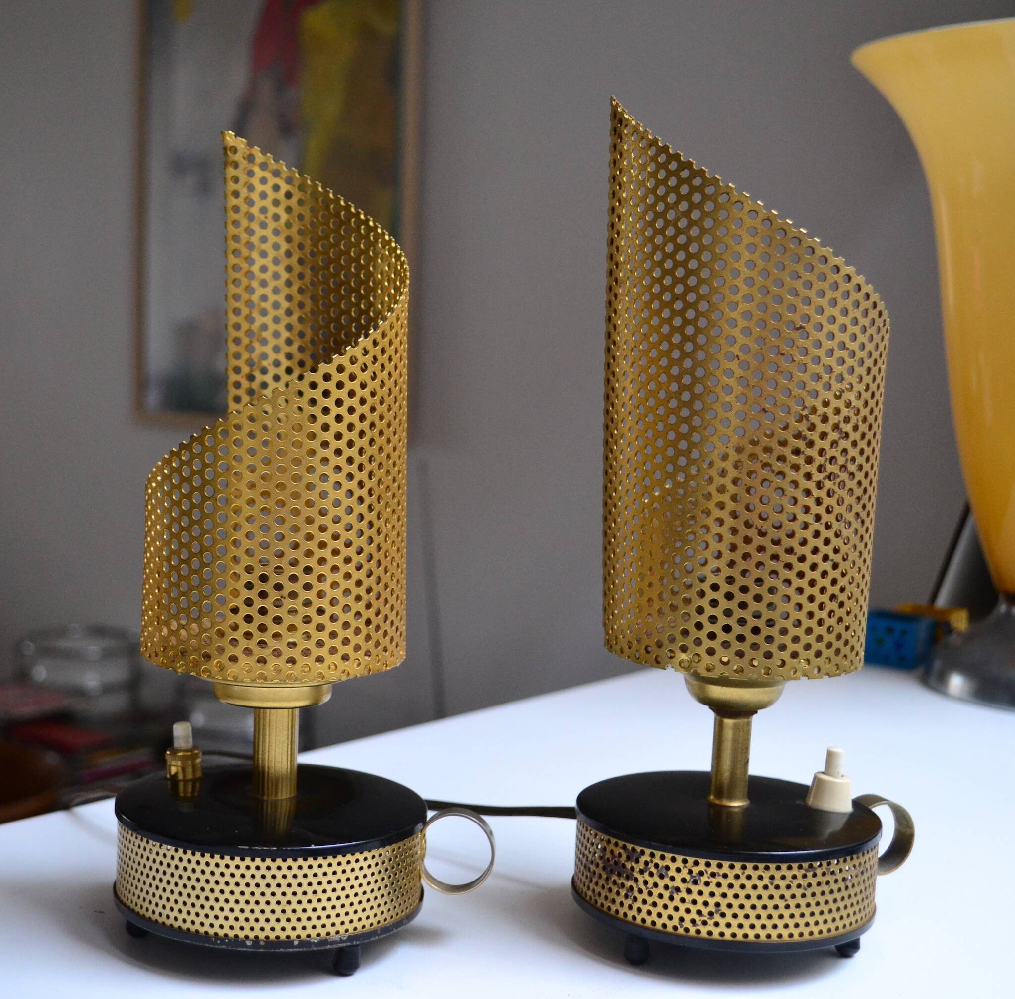 Paire de lampes métal perforé style Mategot années 50