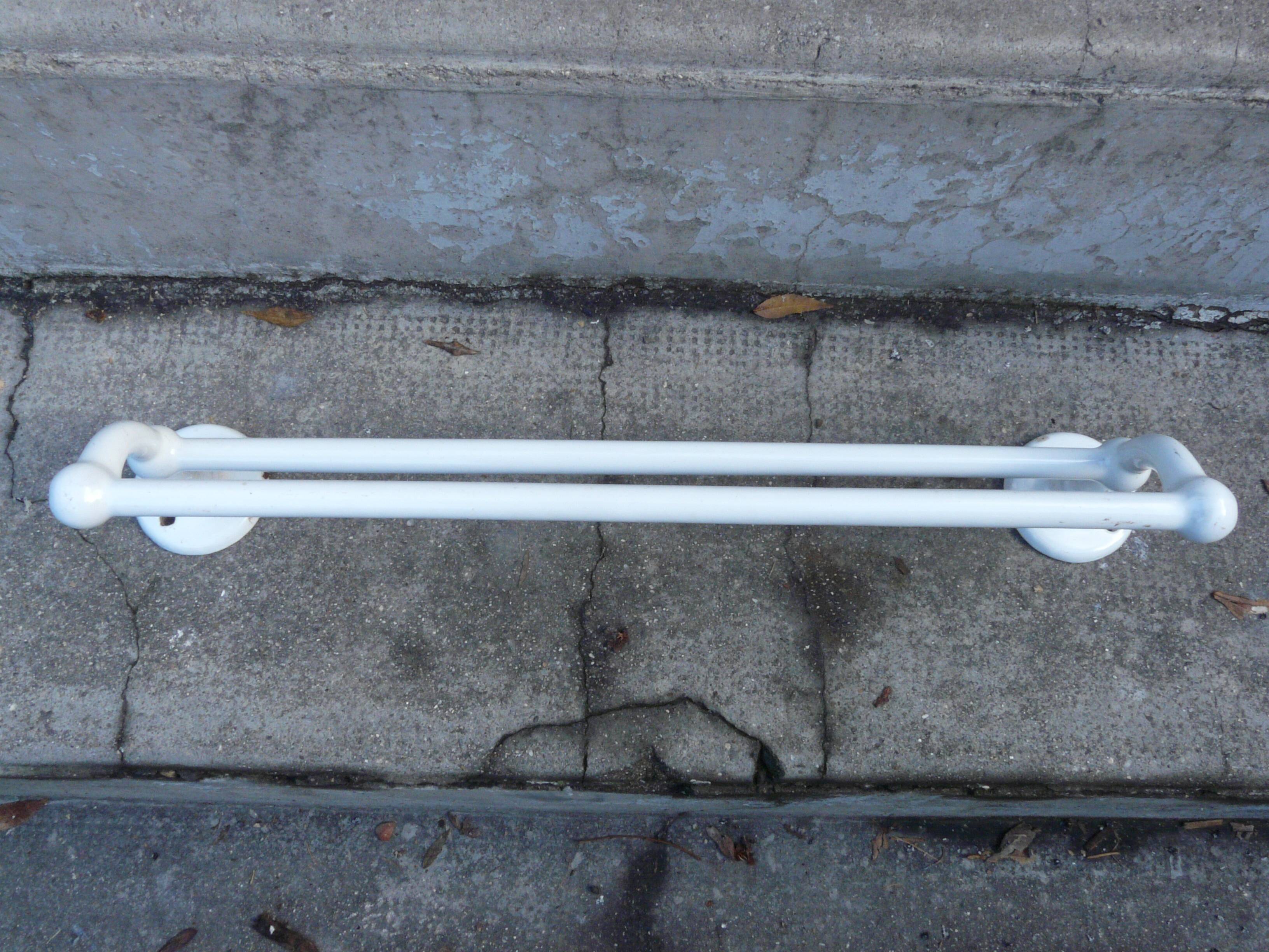 White double towel rack in enameled cast iron