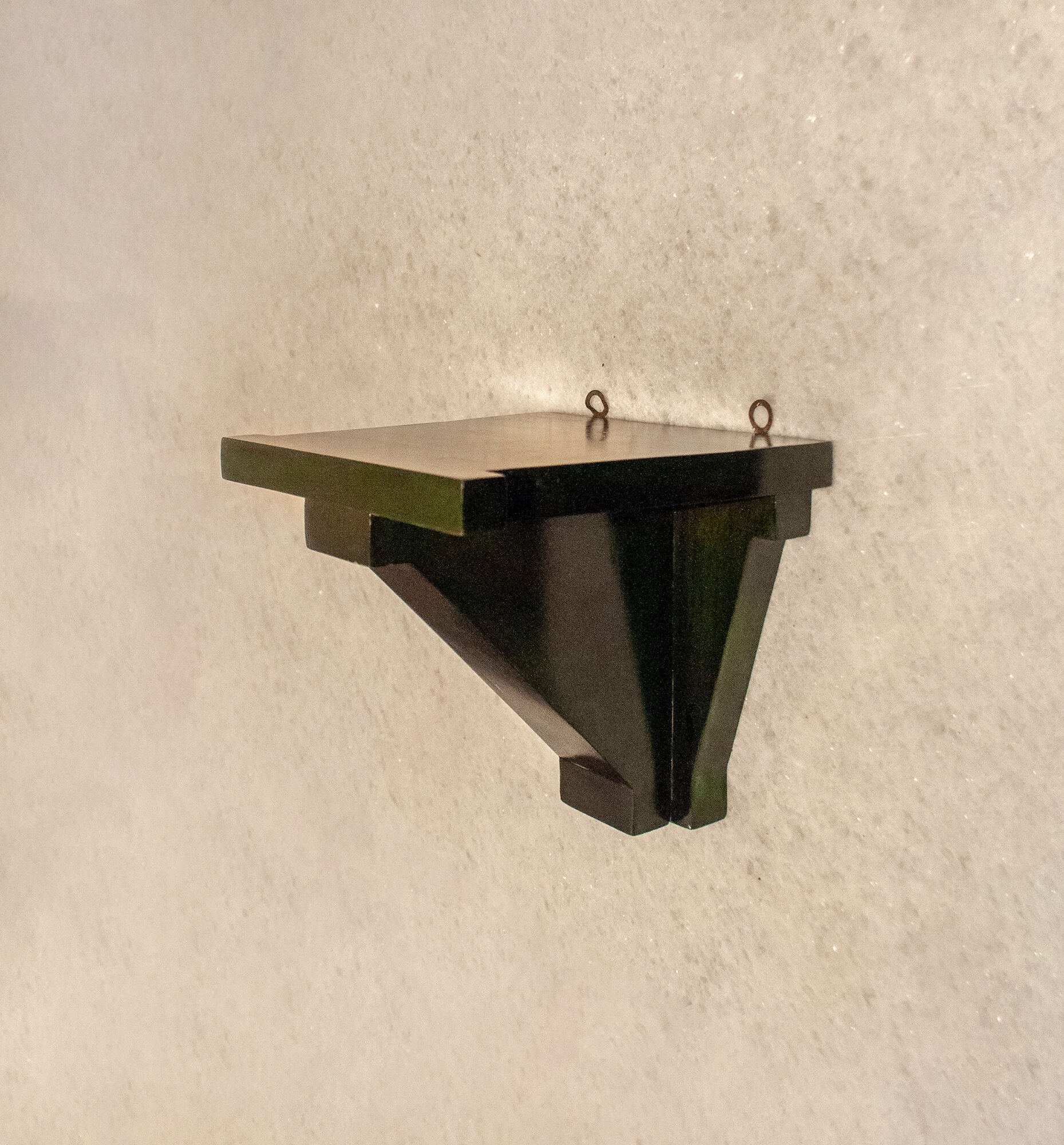 Étagères art déco en aniline de cerise. italie années 1930