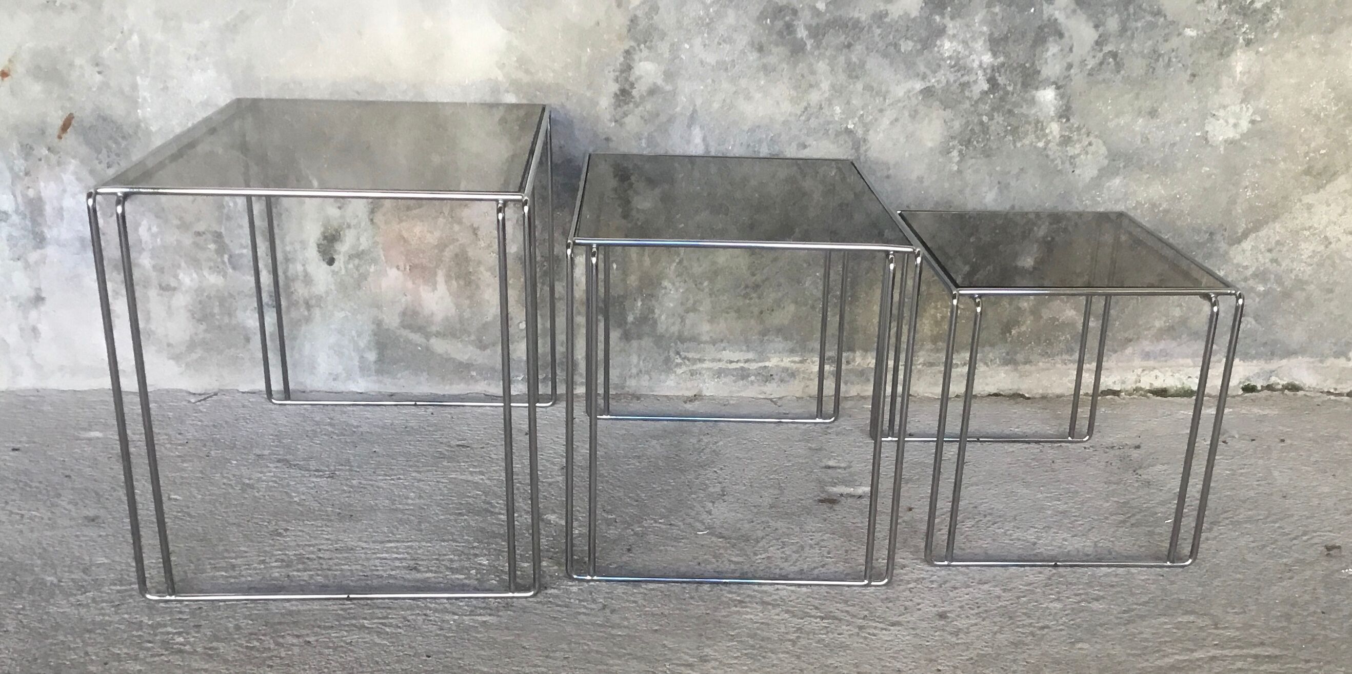 Suite of 3 space-age nesting tables stainless steel and glass - design 1970