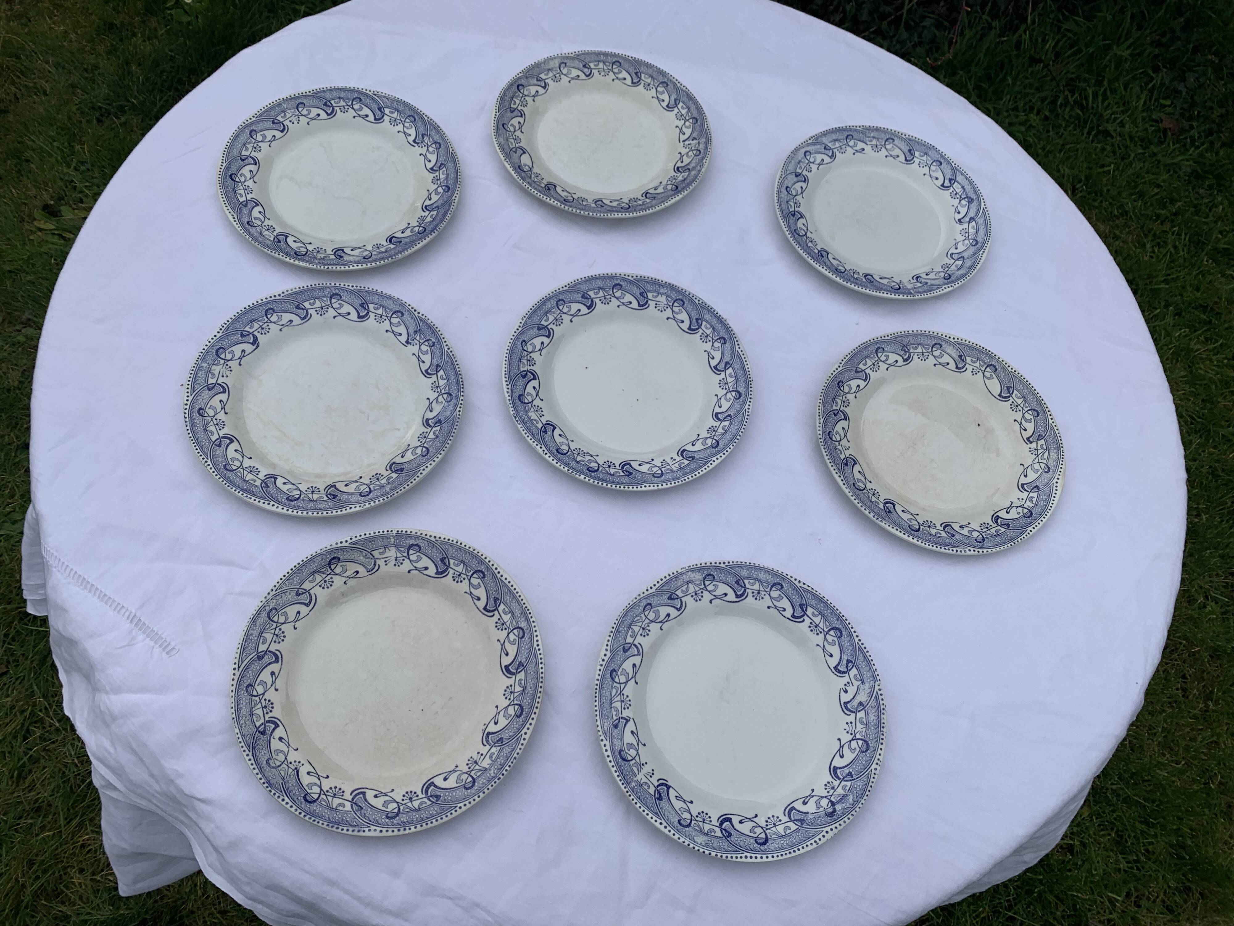 8 petites assiettes en faience terre de fer creil et montereau modele moscou, decor bleu anciennes