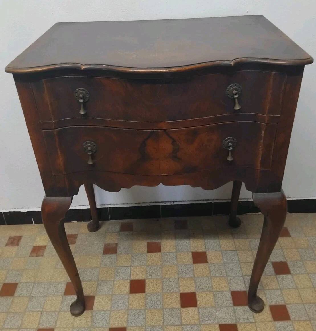 Commode galbée ancienne