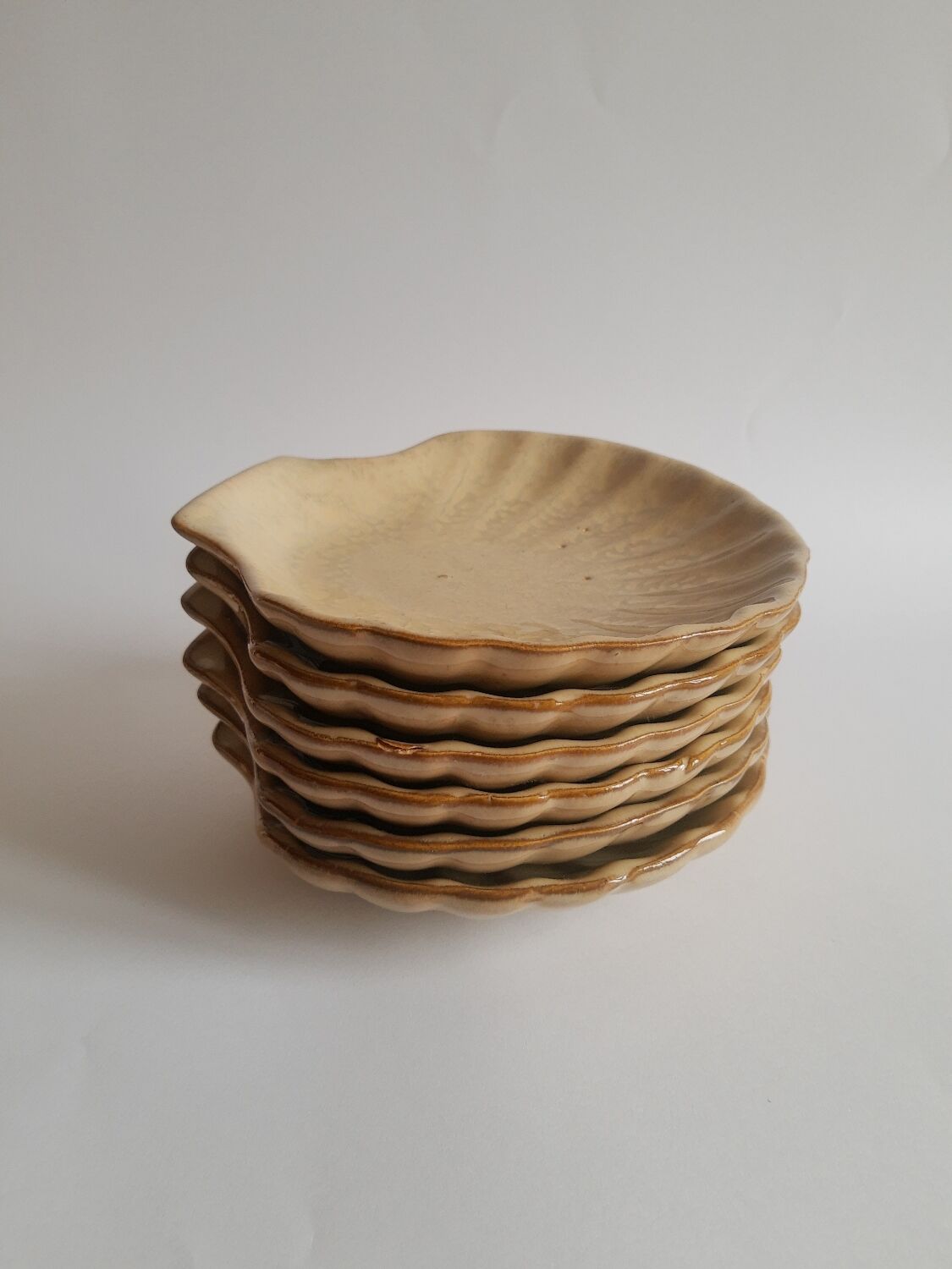 Set of 6 shells, ramekins, vintage ceramic cups