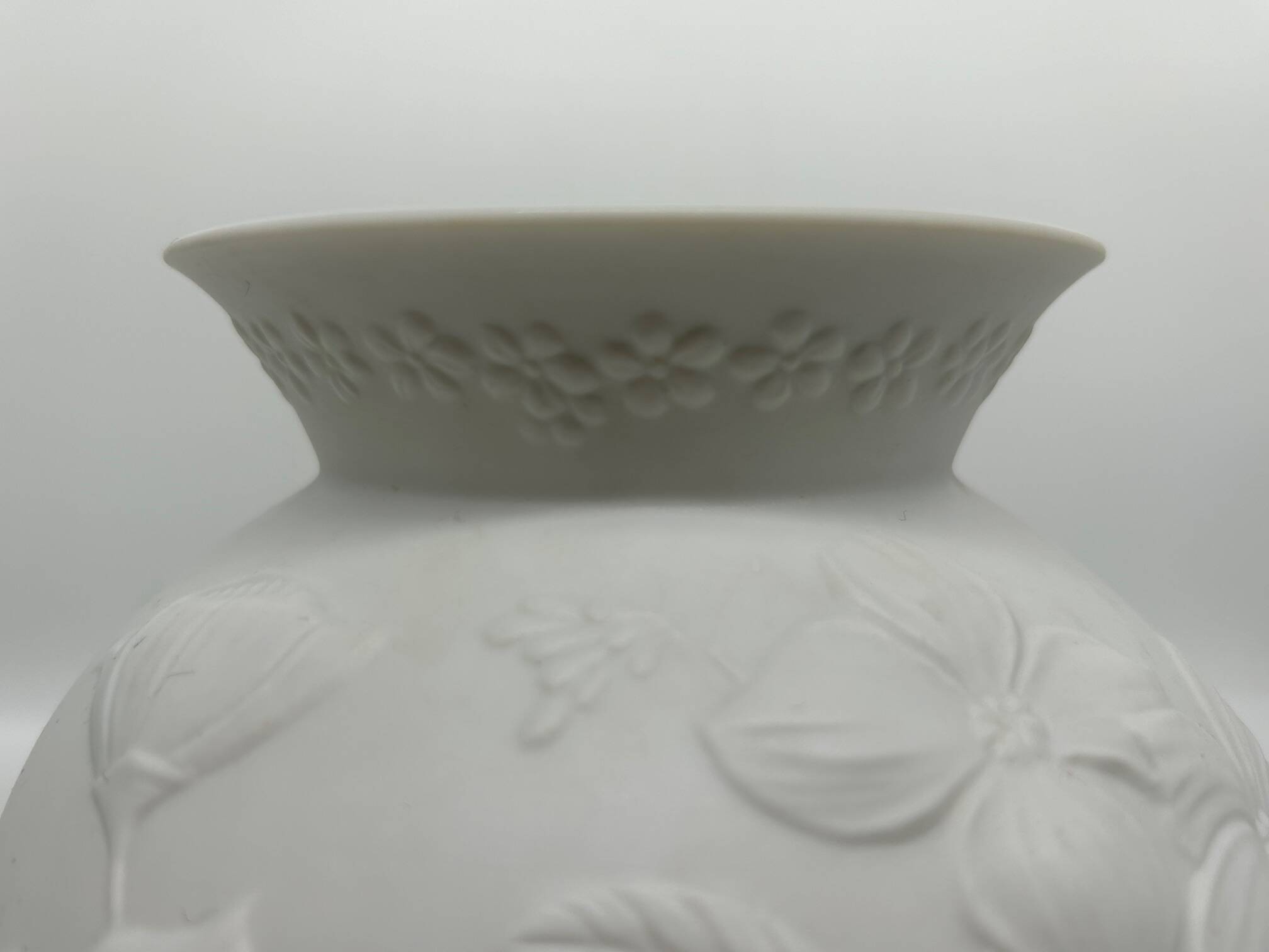 Kaiser biscuit porcelain vase