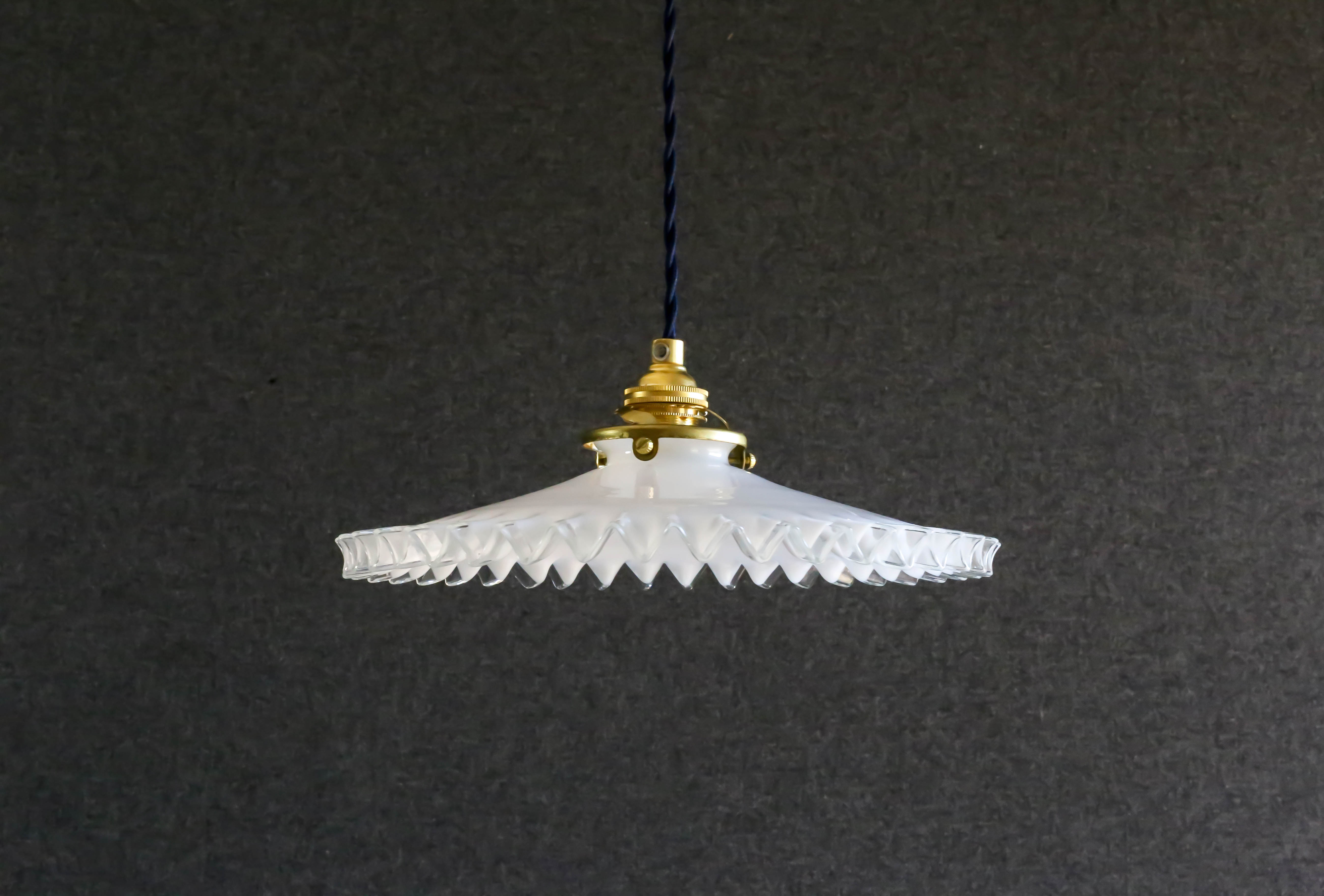 Suspension in white opaline crenellated edges with new cable and new brass socket