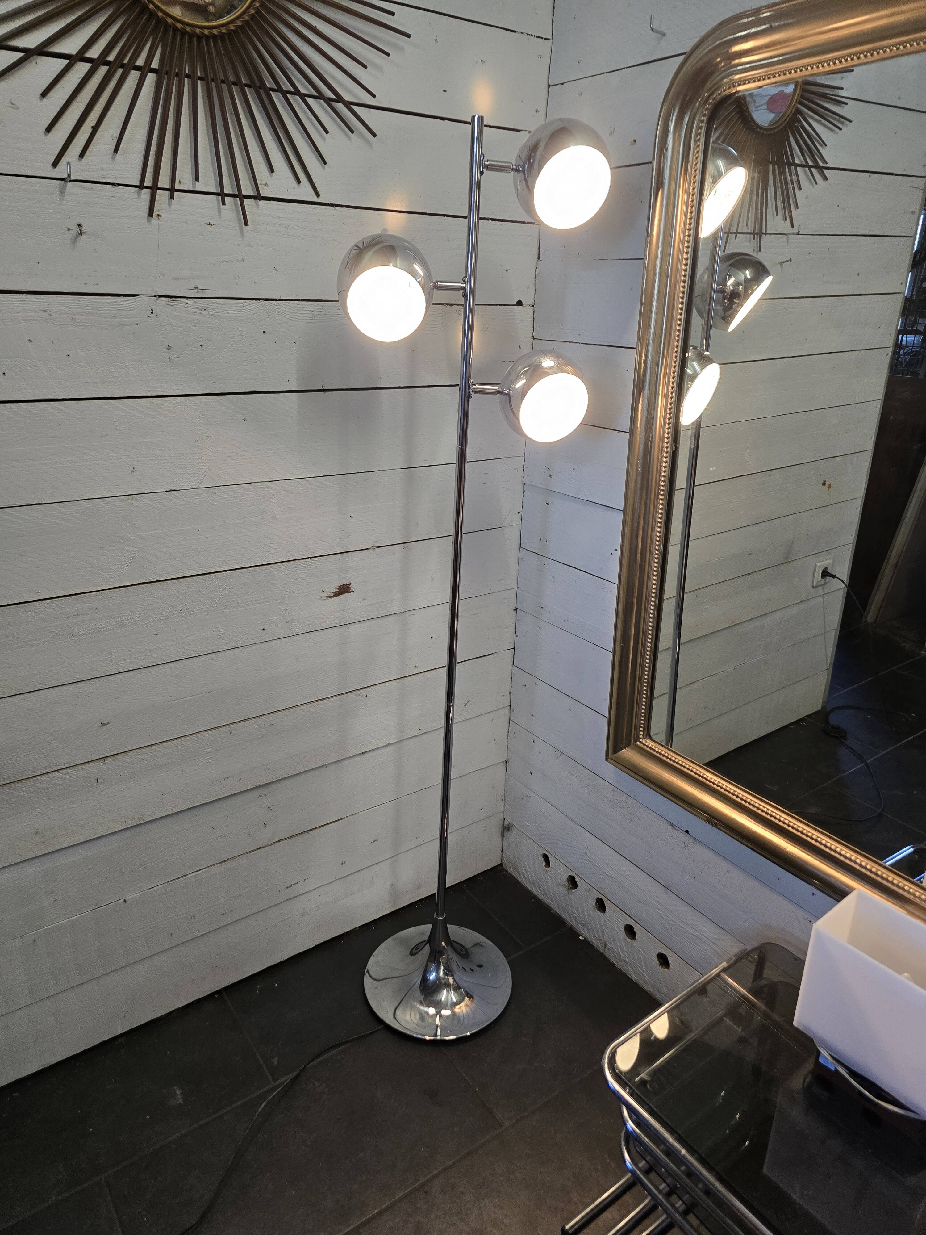 Vintage eyeball floor lamp with tulip base in chromed metal