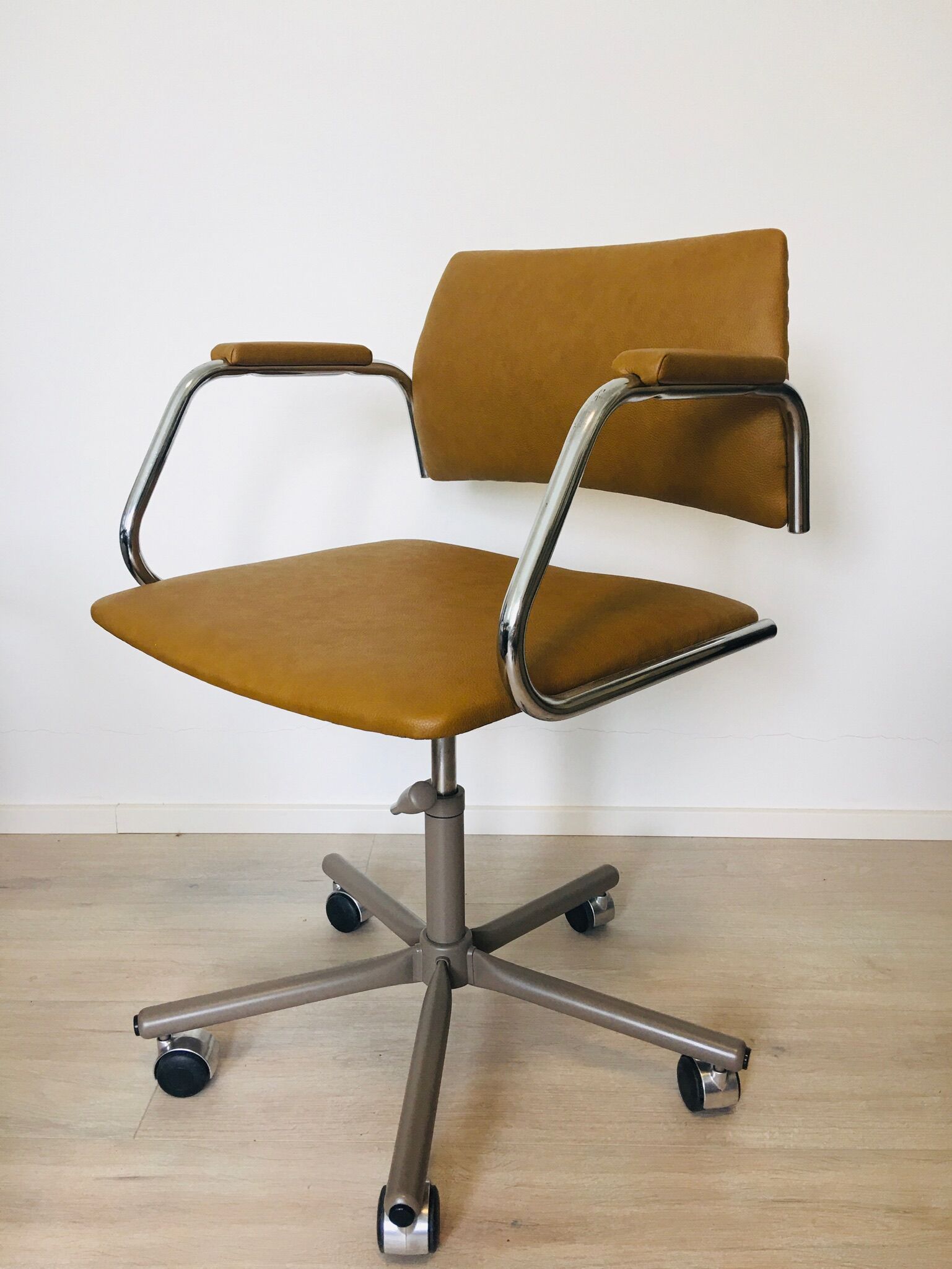 Chaise de bureau moutarde vintage de Kovona, 1986
