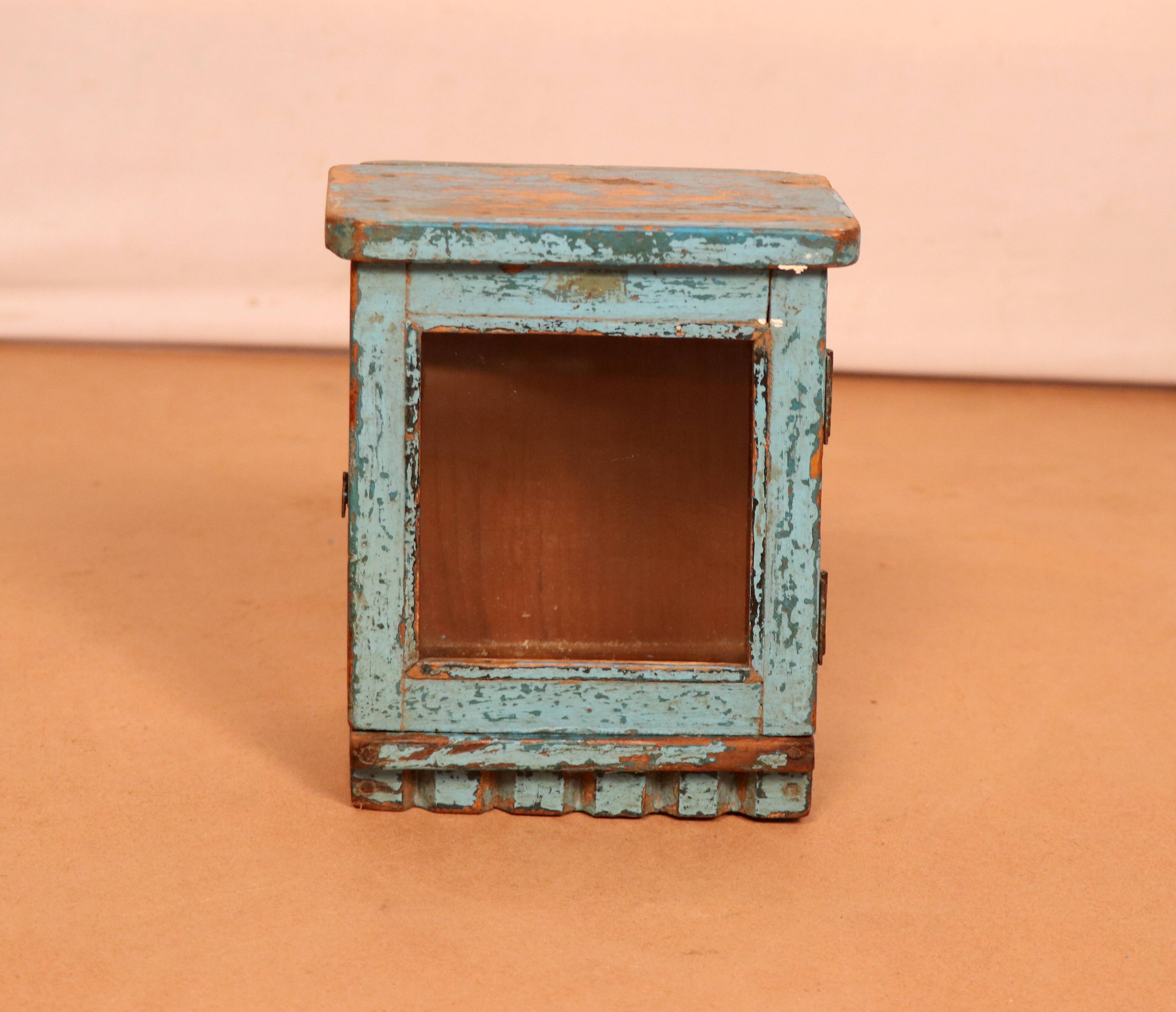 Vitrine murale en teck birman patine bleue d'origine