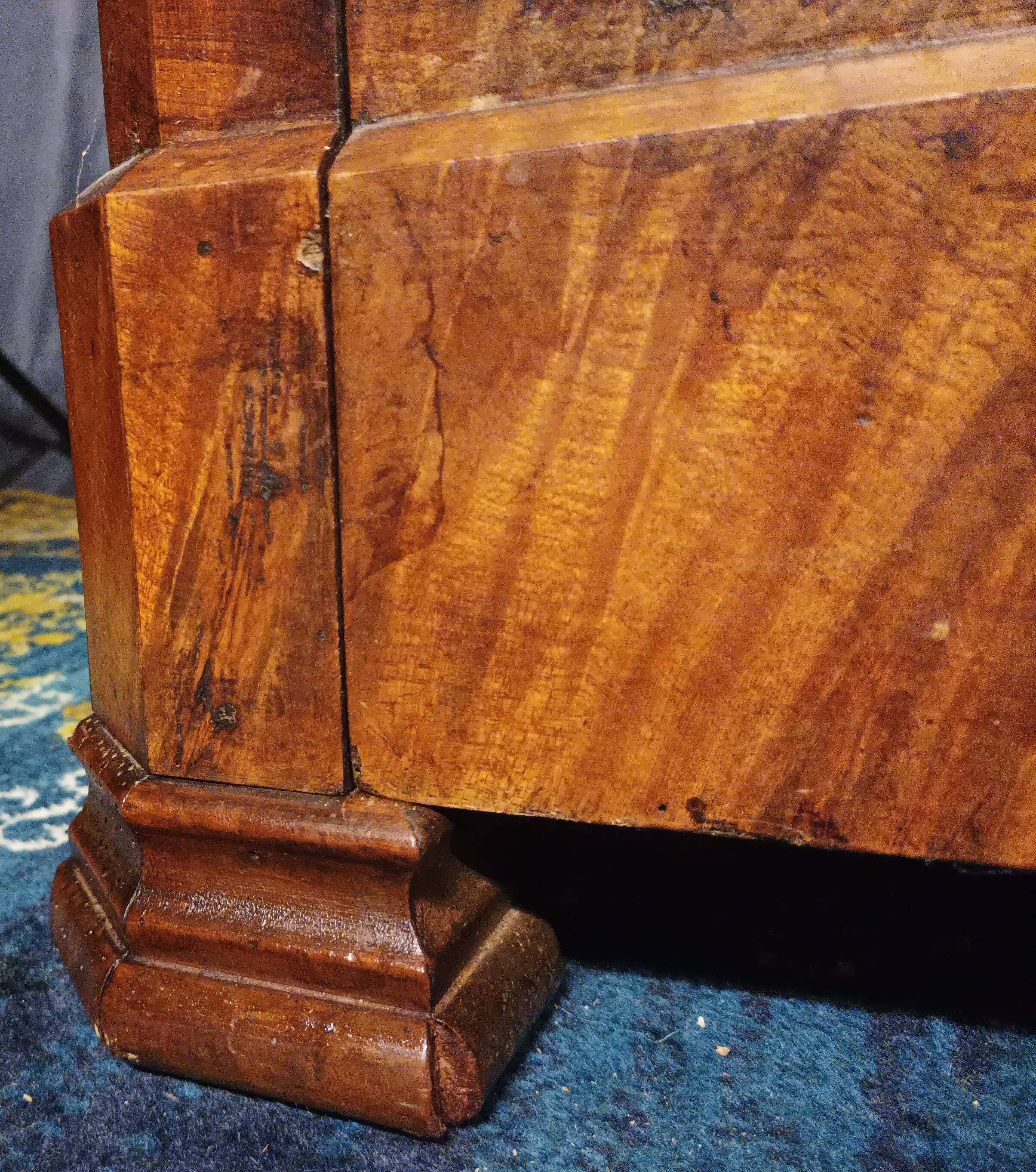 Commode Louis Philippe en ronce de noyer XIXème