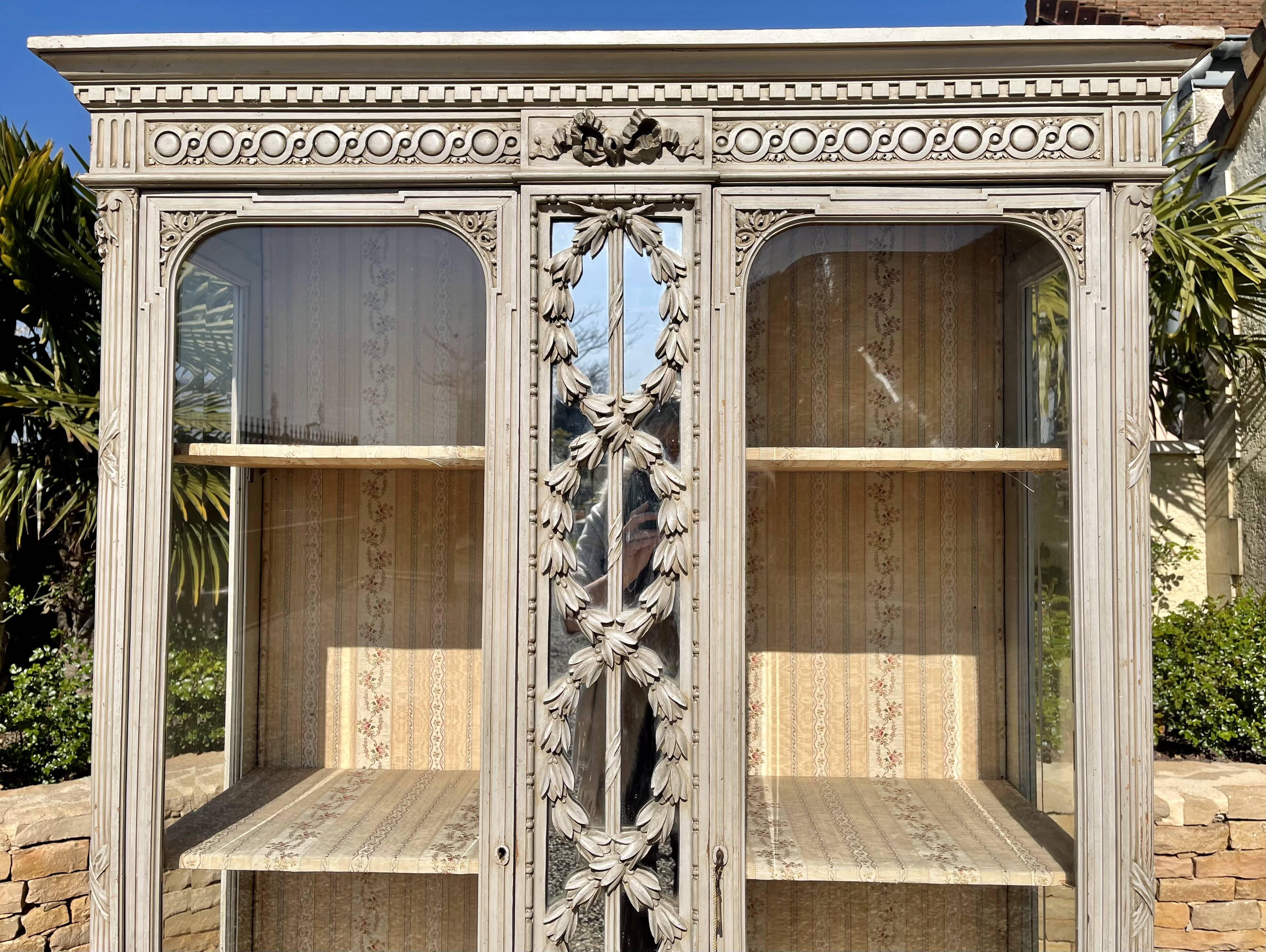 Laquered showcase Carved