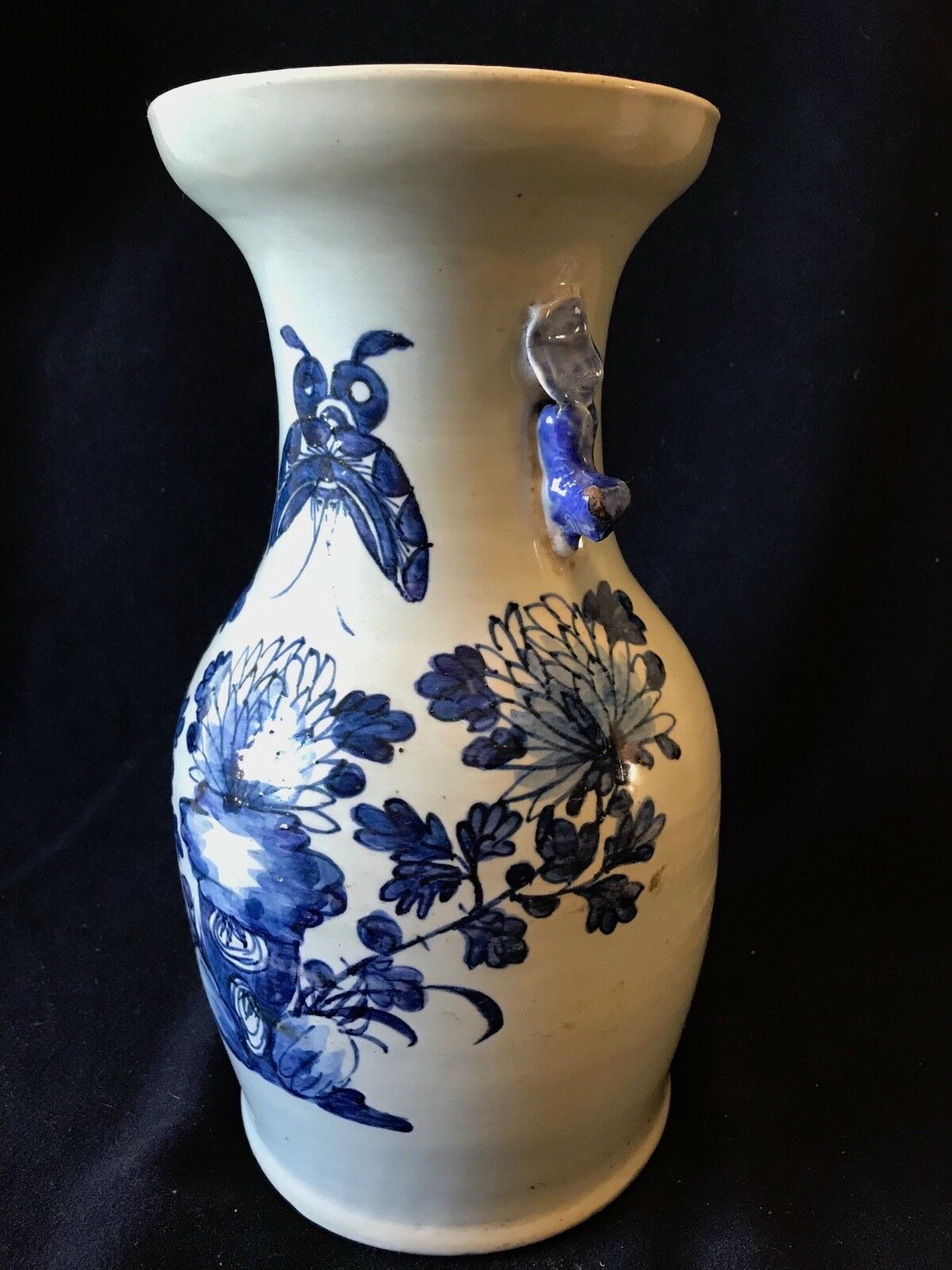 Vase balustre en porcelaine blanc bleu sous couverte céladon XIXe