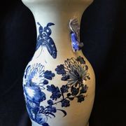Vase balustre en porcelaine blanc bleu sous couverte céladon XIXe