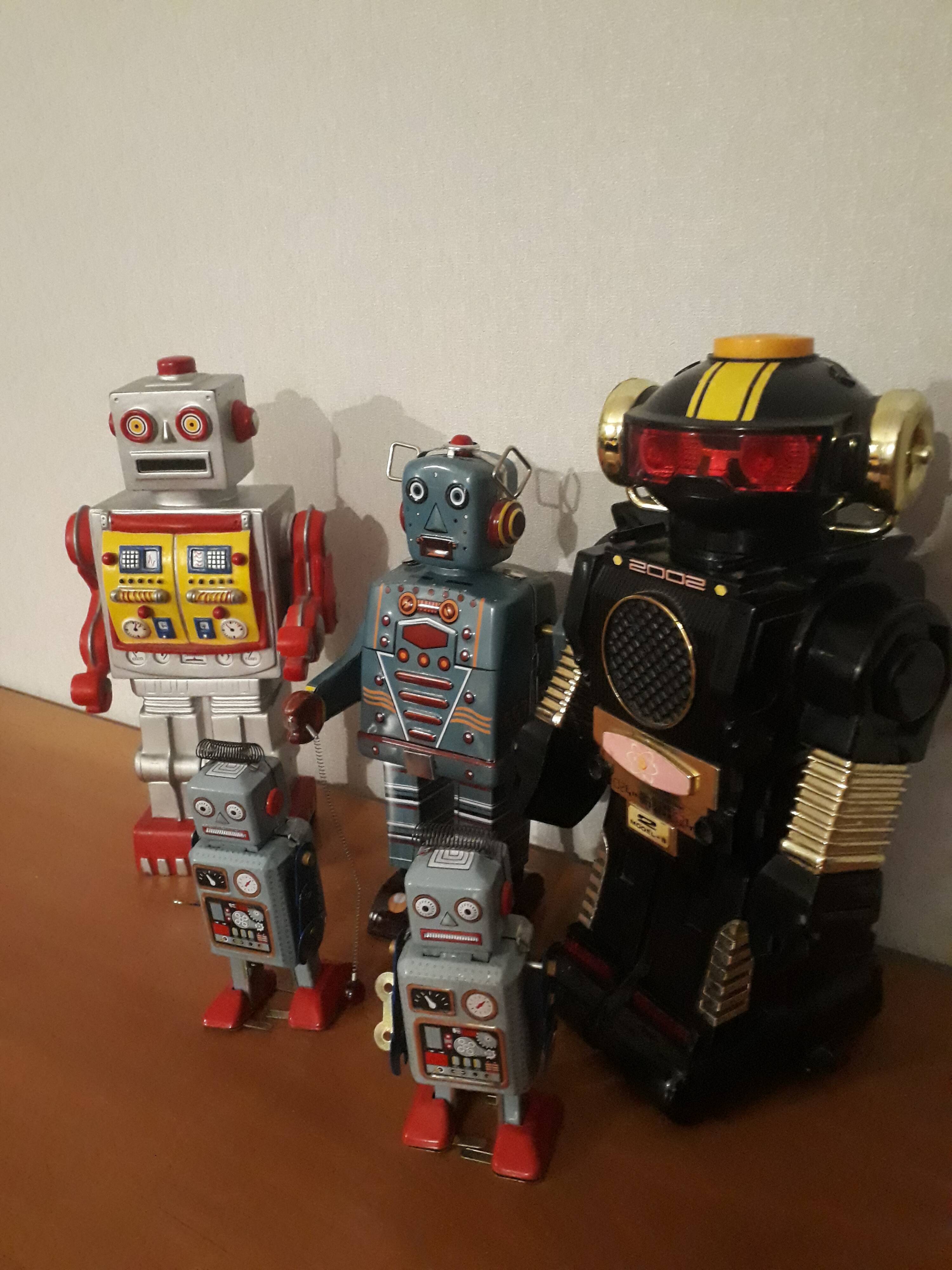 Lot de 5 robots en tole et plastique vintage 1960 a 70