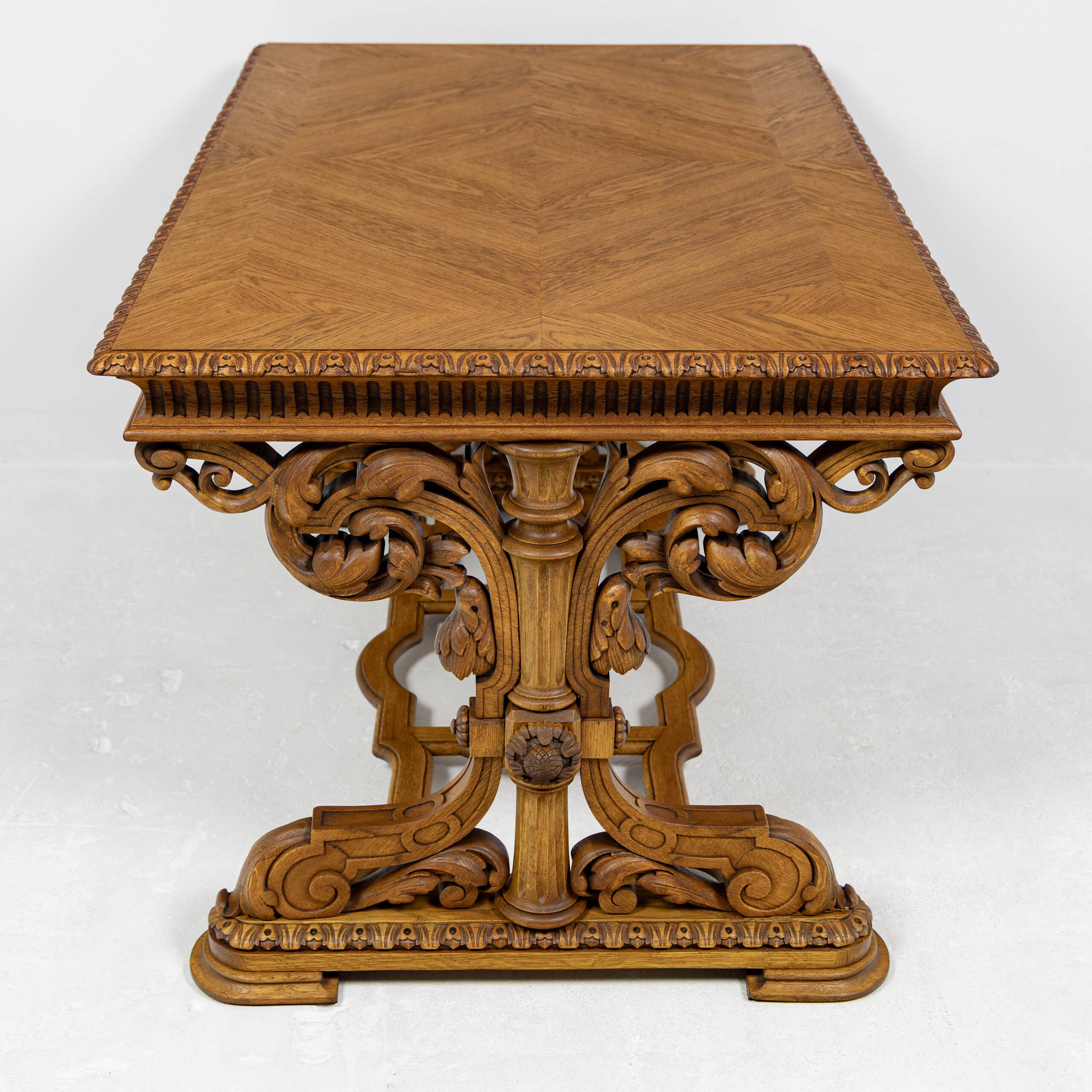 Table de bureau Néorenaissance en chêne 1880-1900