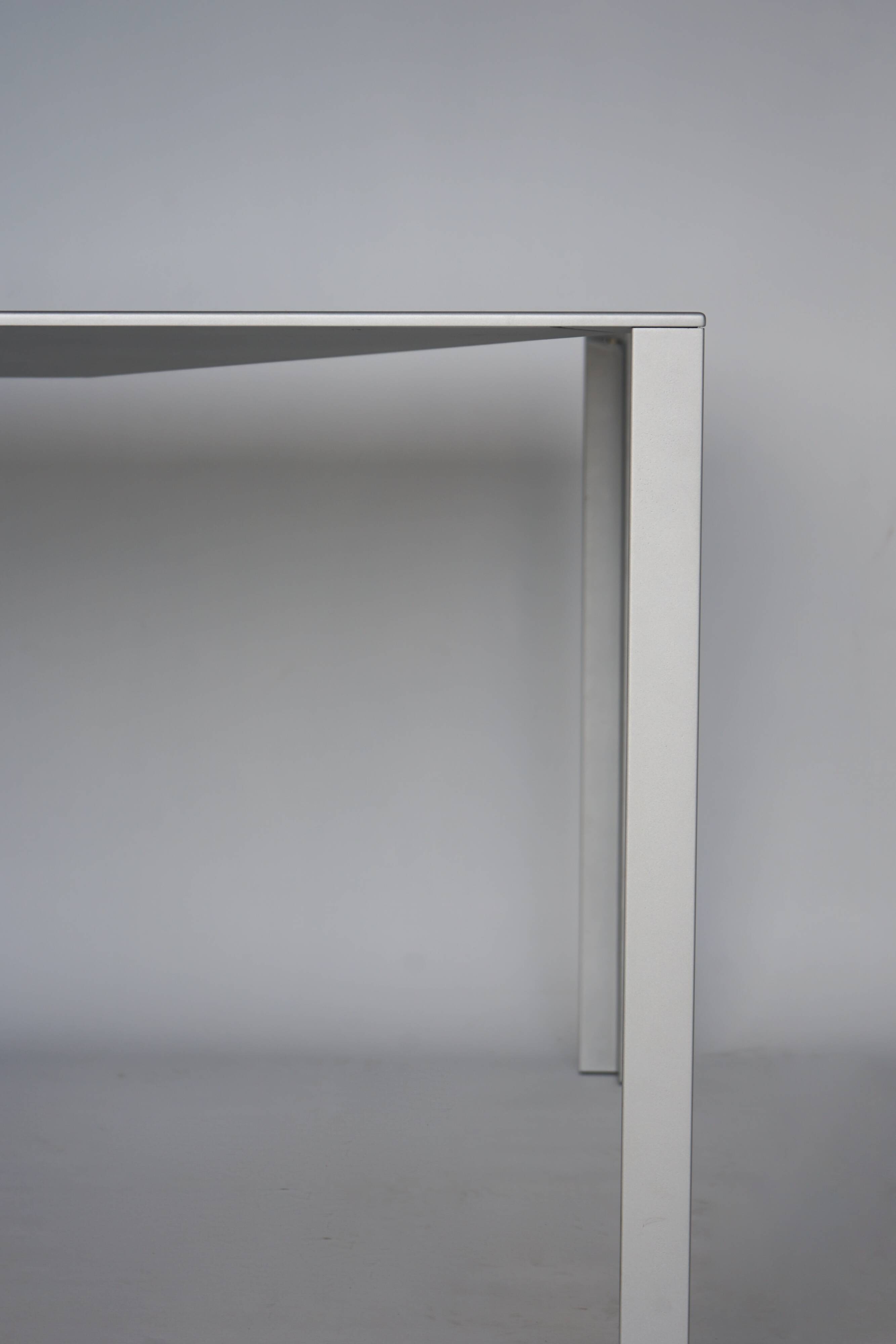 Table minimaliste « Less » de Jean Nouvel pour Molteni. Années 1990.