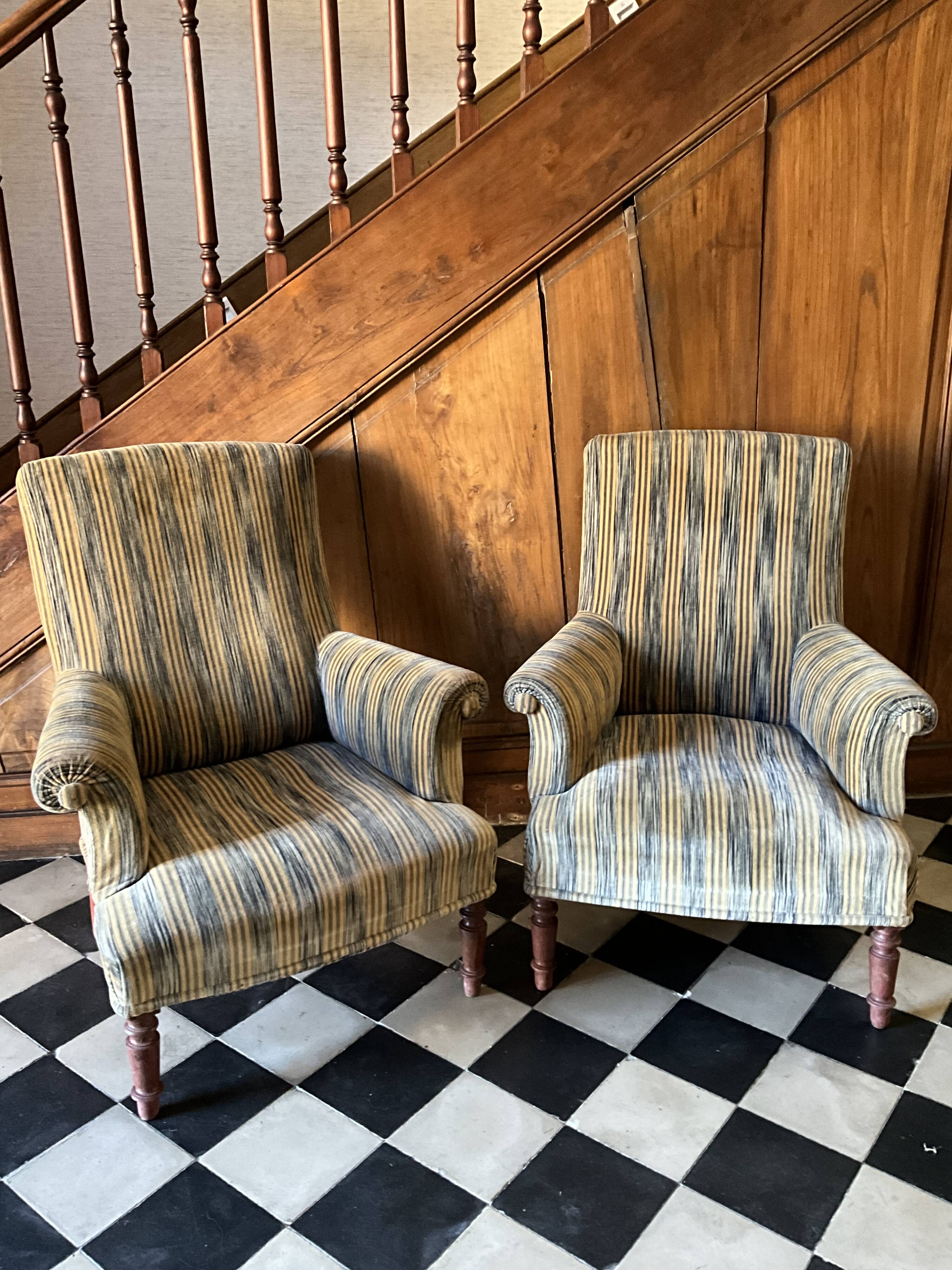 Une paire de fauteuils en velours.
