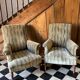 Une paire de fauteuils en velours.