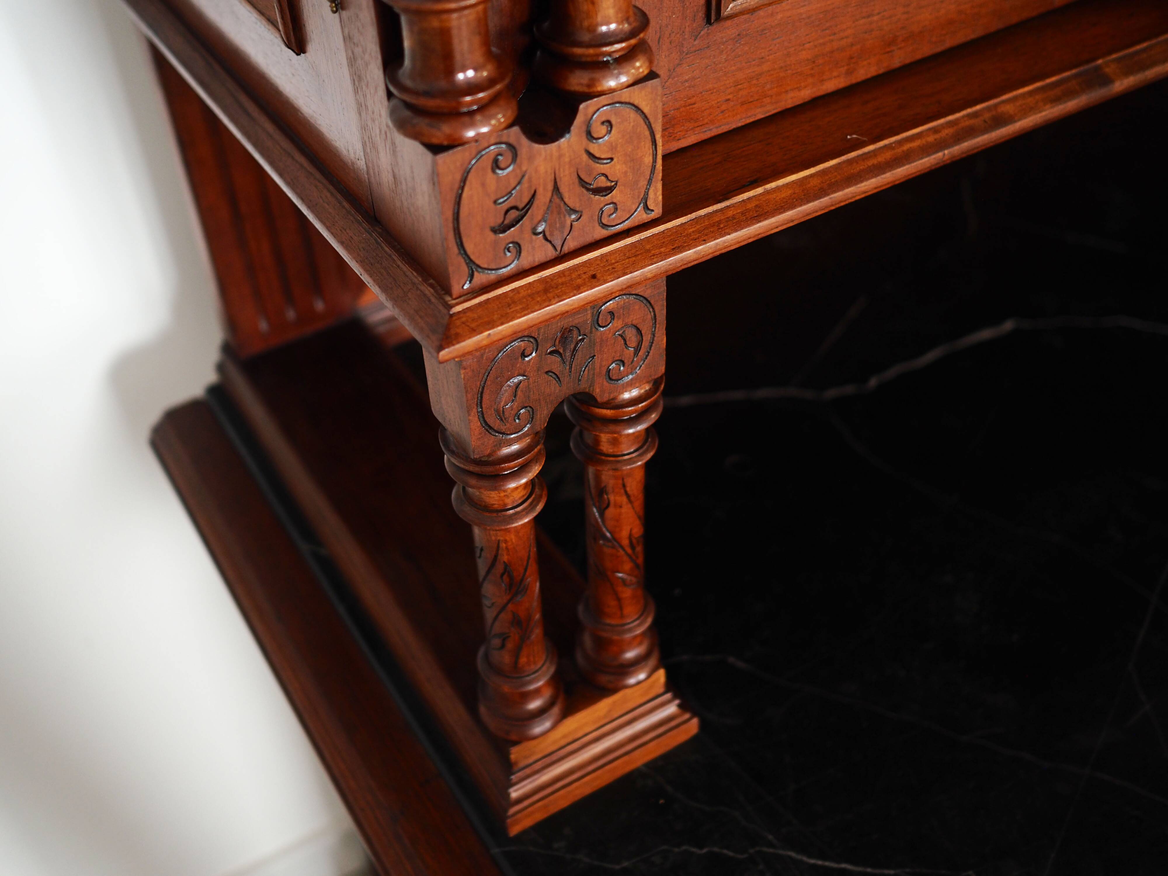 Armoire, vaisselier en chêne, Allemagne première moitié du XXème s.