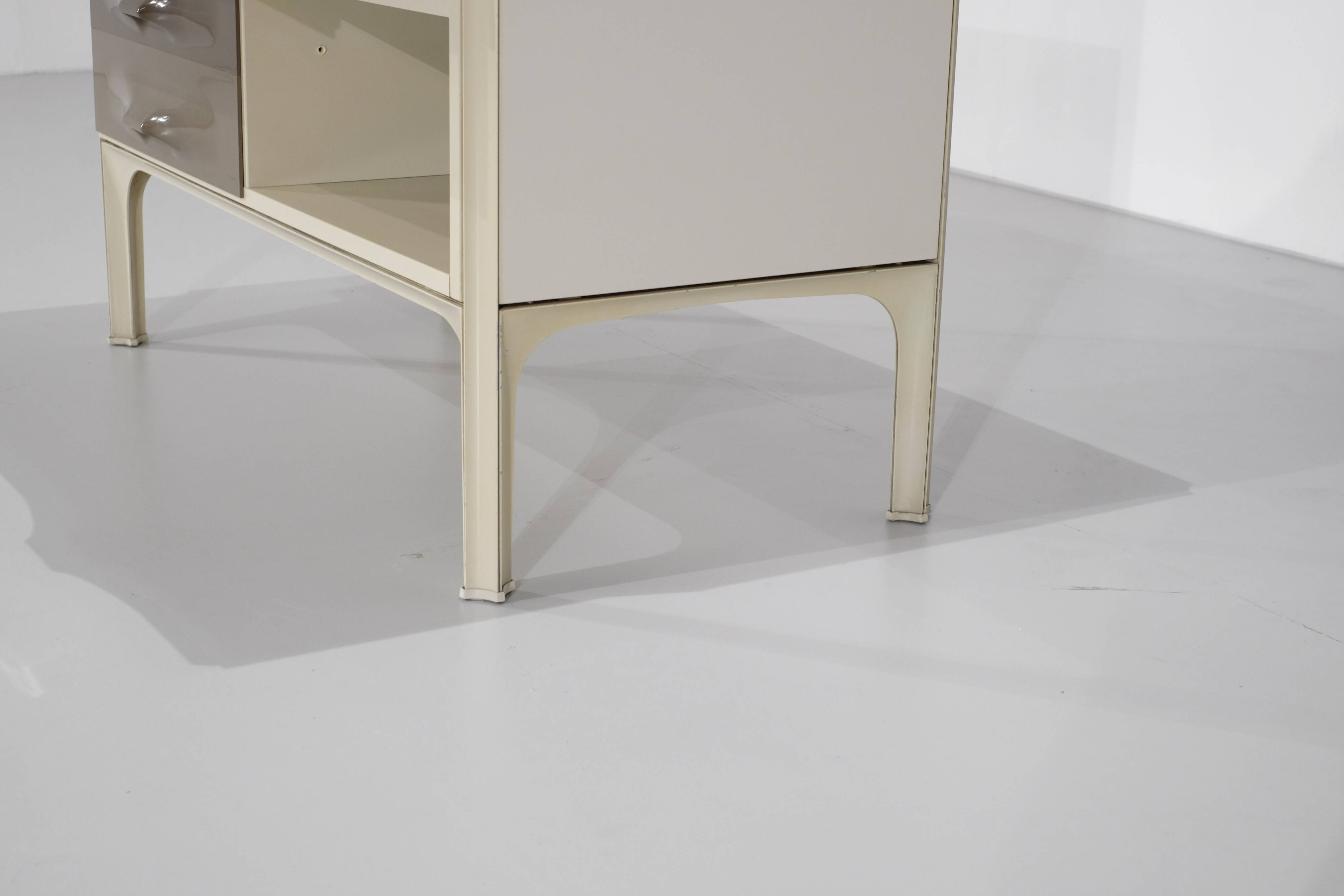 Desk "DF2000" designed by Raymond Loewy for Doubinsky Frères, France.