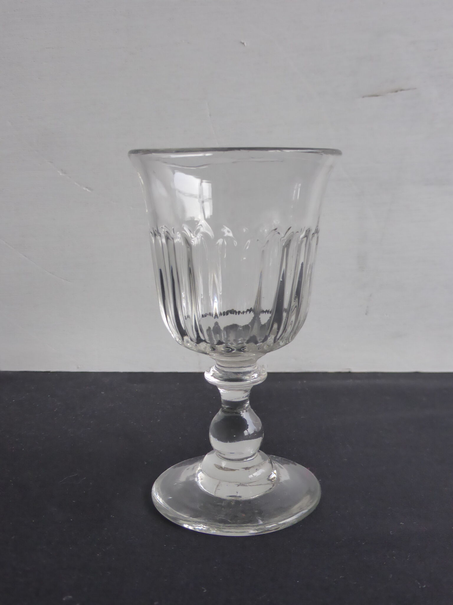 8 verres à pied anciens en verre soufflé