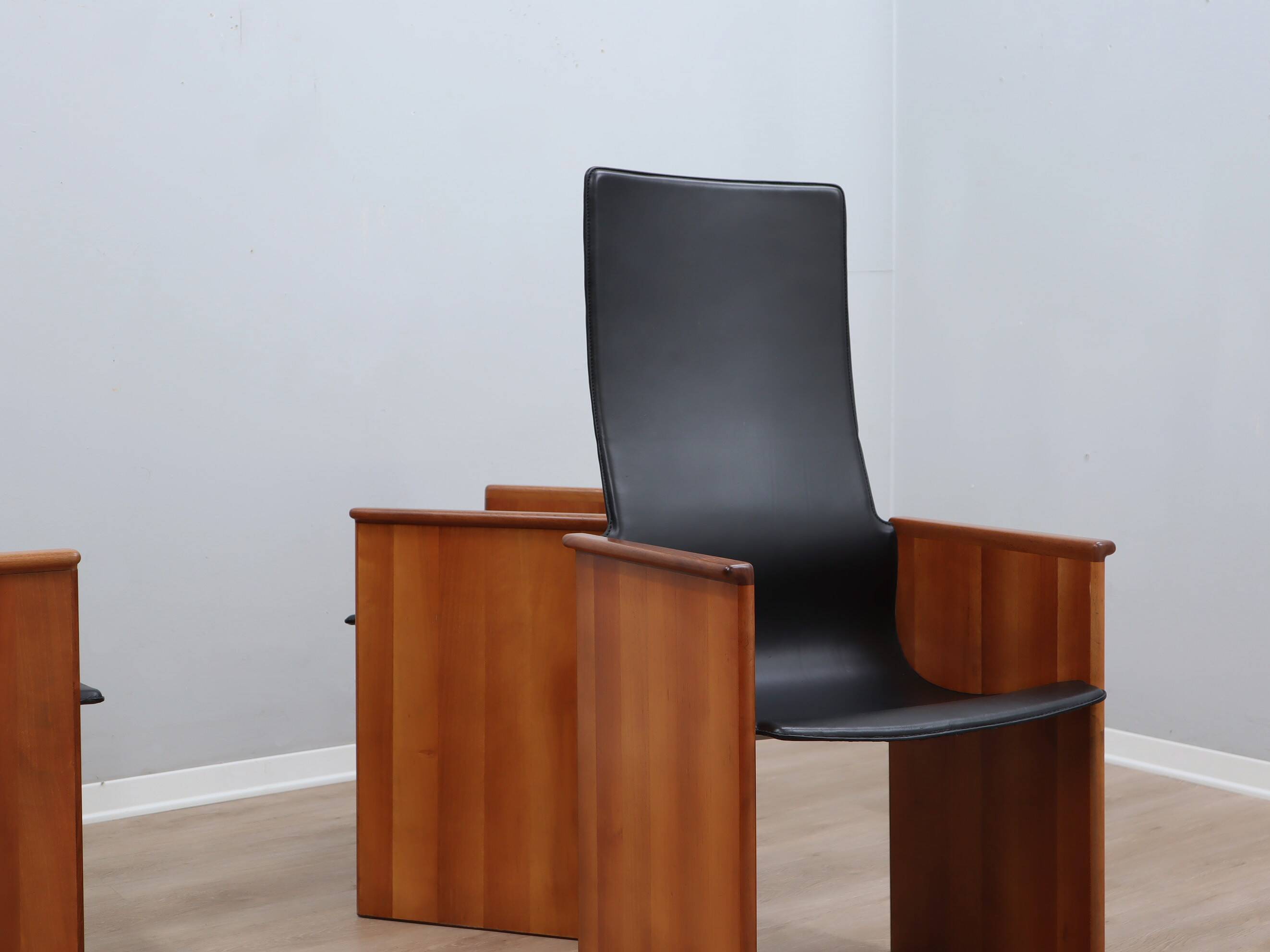 Set of 4 Segesta walnut and black letaher chairs Stildomus 1970s