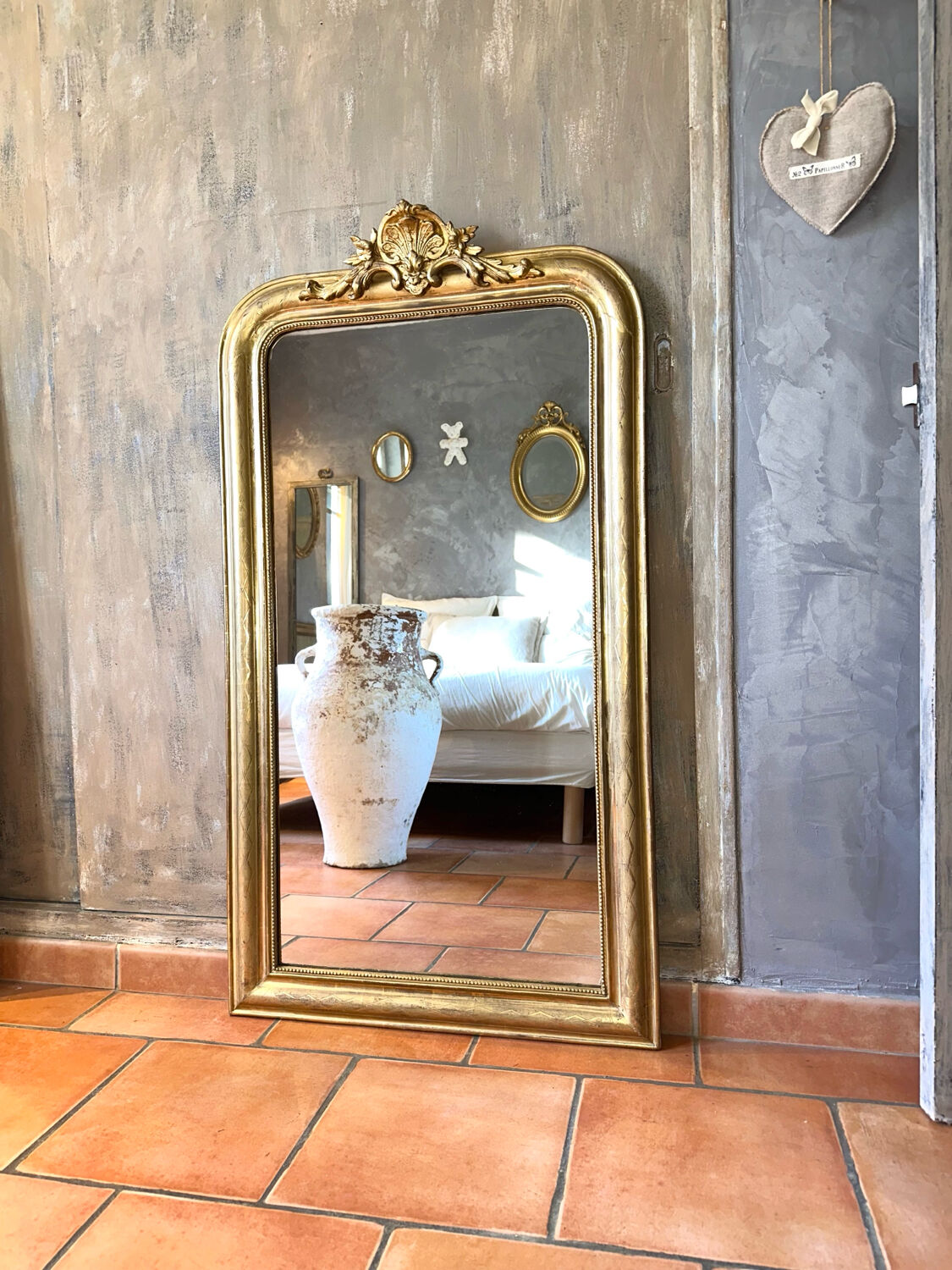Antique gilded Louis-Philippe mirror, 19th century.
