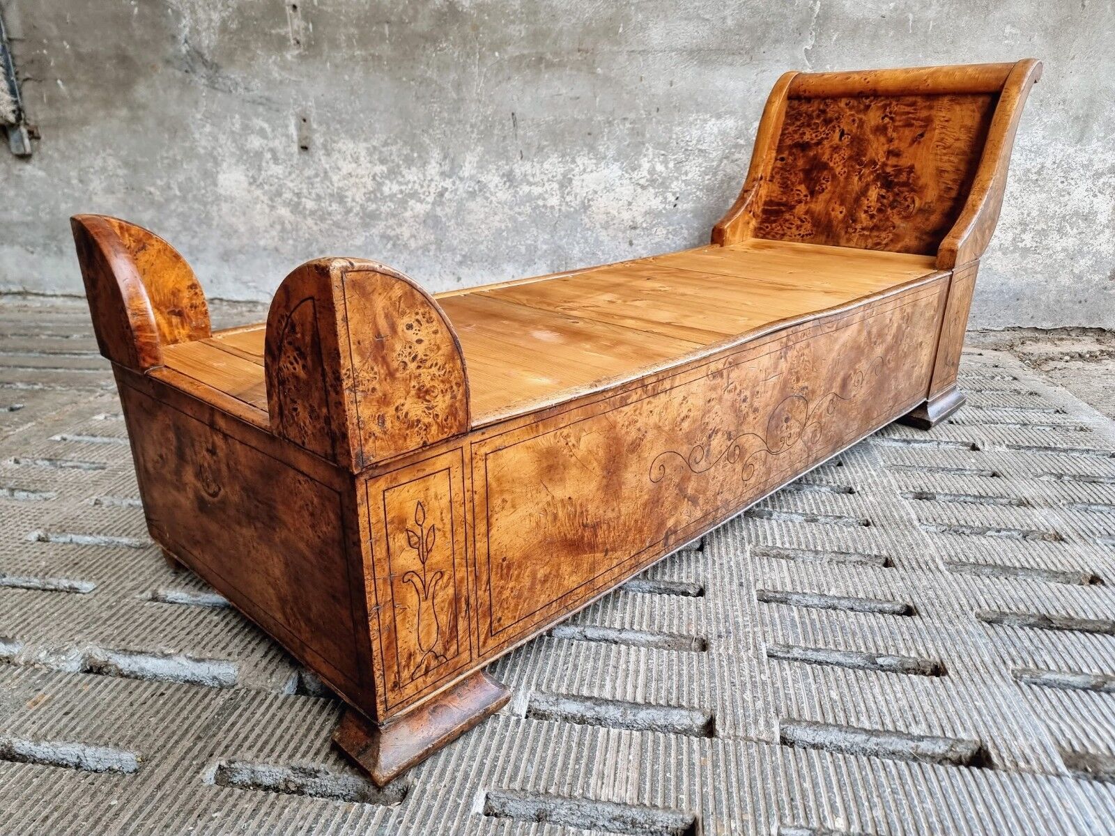 Antique chaise longue daybed Empire style walnut