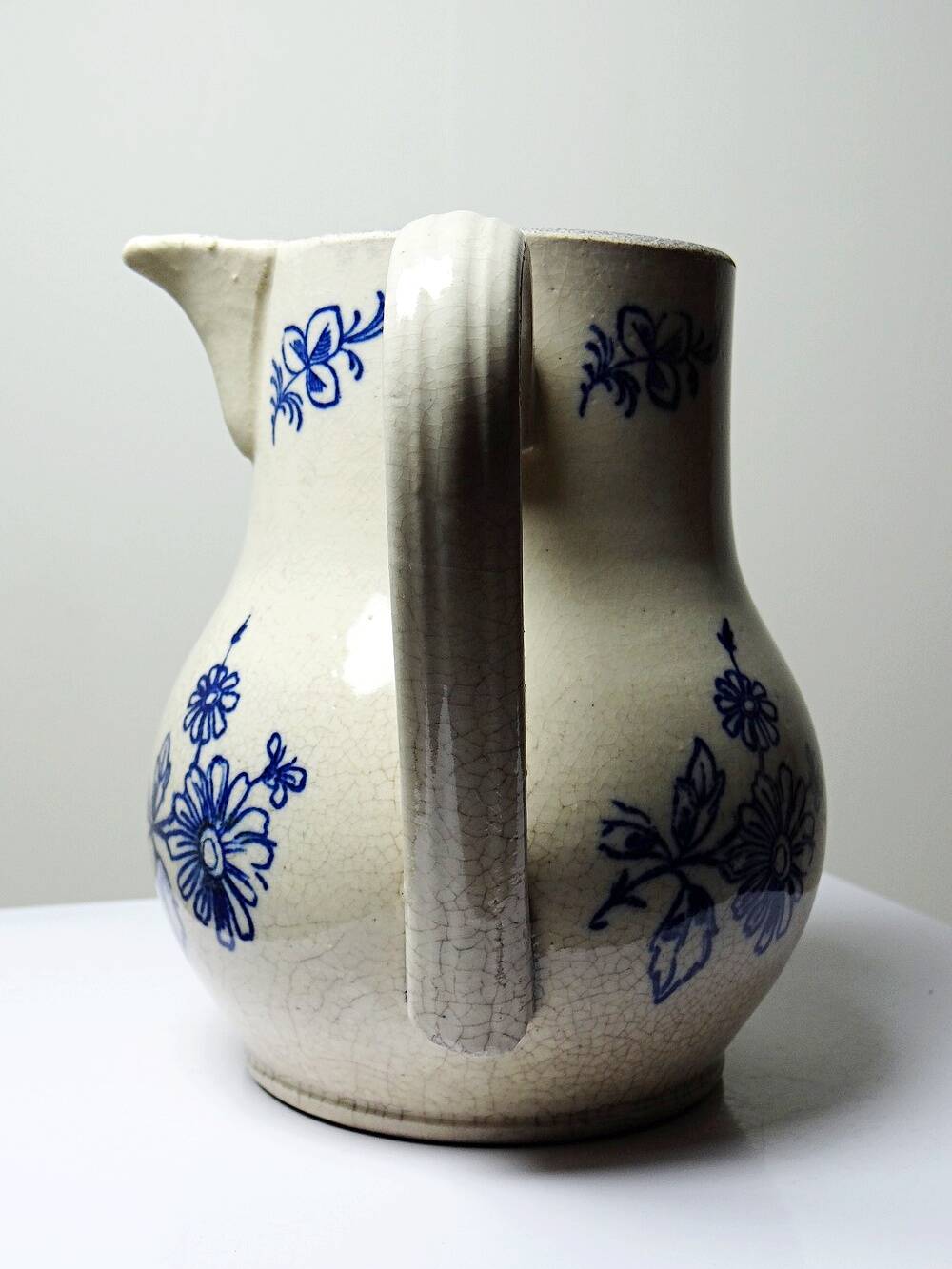 Fine earthenware pitcher with blue decoration, attributed to Saint-Uze, 19th century.