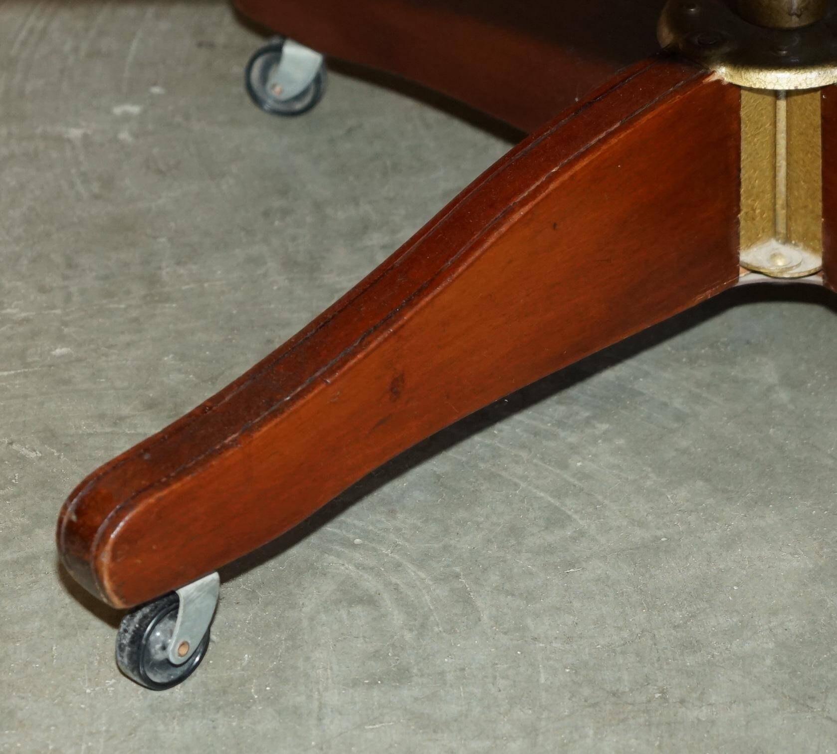 Fauteuil Chesterfield directeur ou capitaine Art Déco en cuir restauré