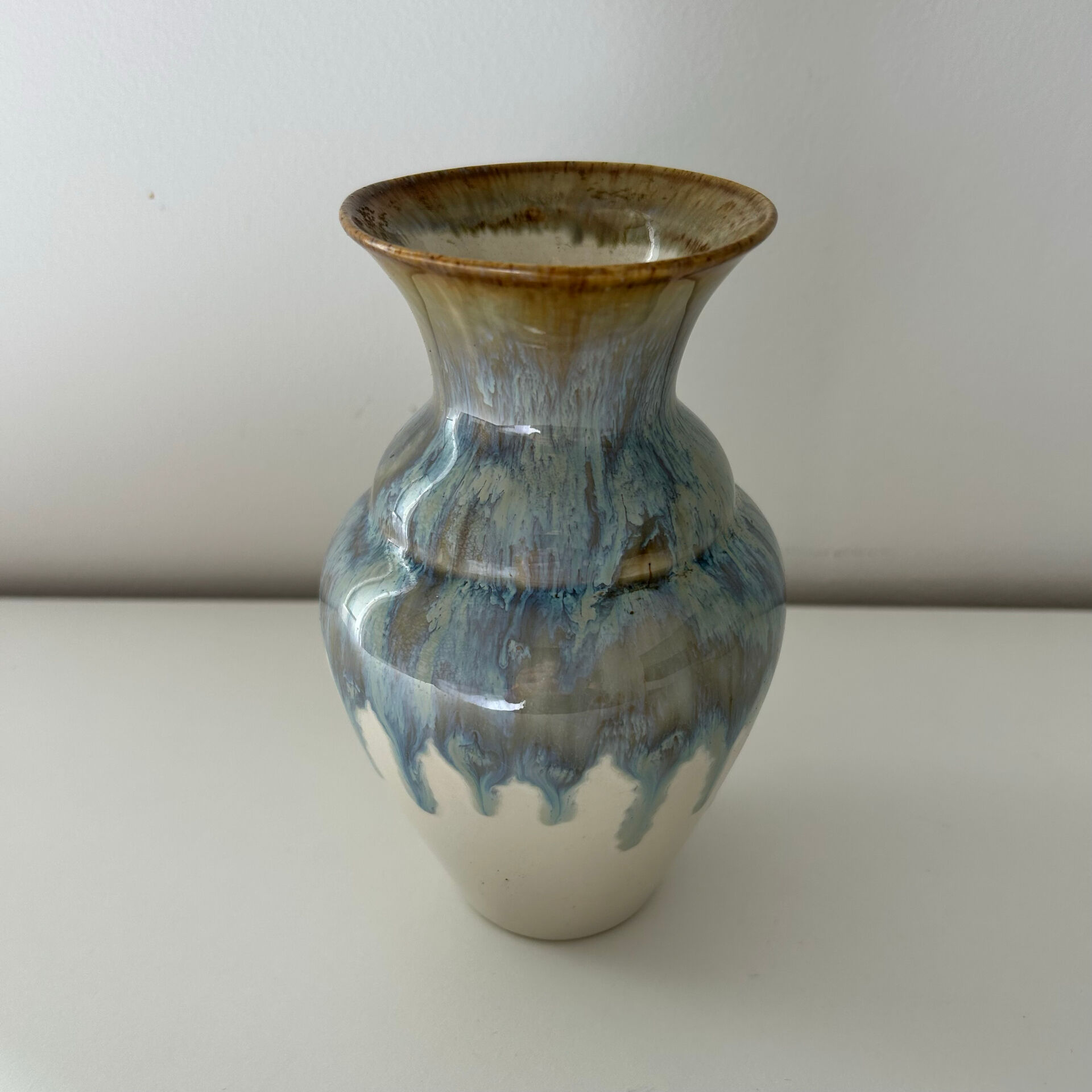 Vase aux coulures bleutées 