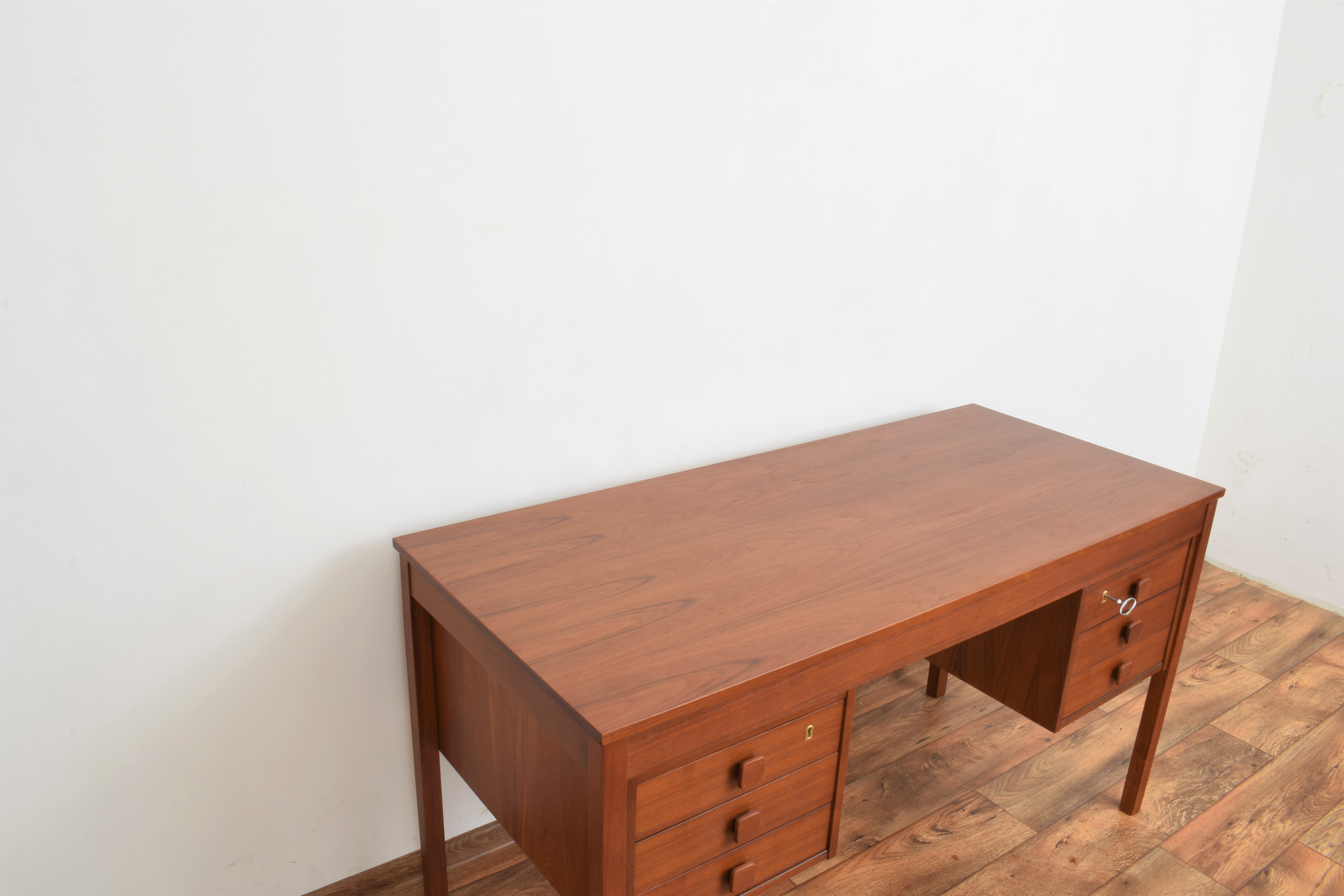 Bureau en teck danois du milieu du siècle de Domino Møbler, années 1960.