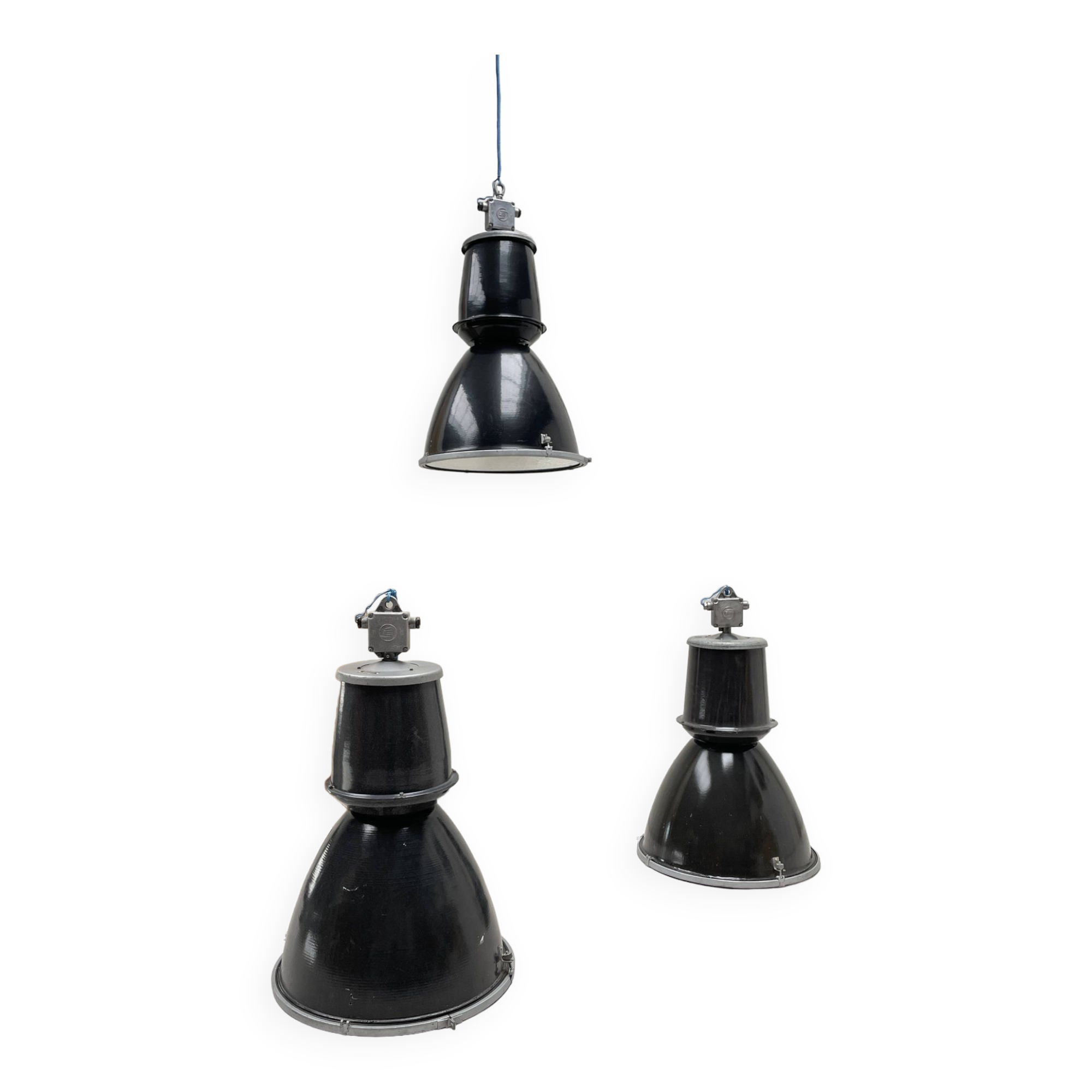 Suite de trois lampes industrielles.