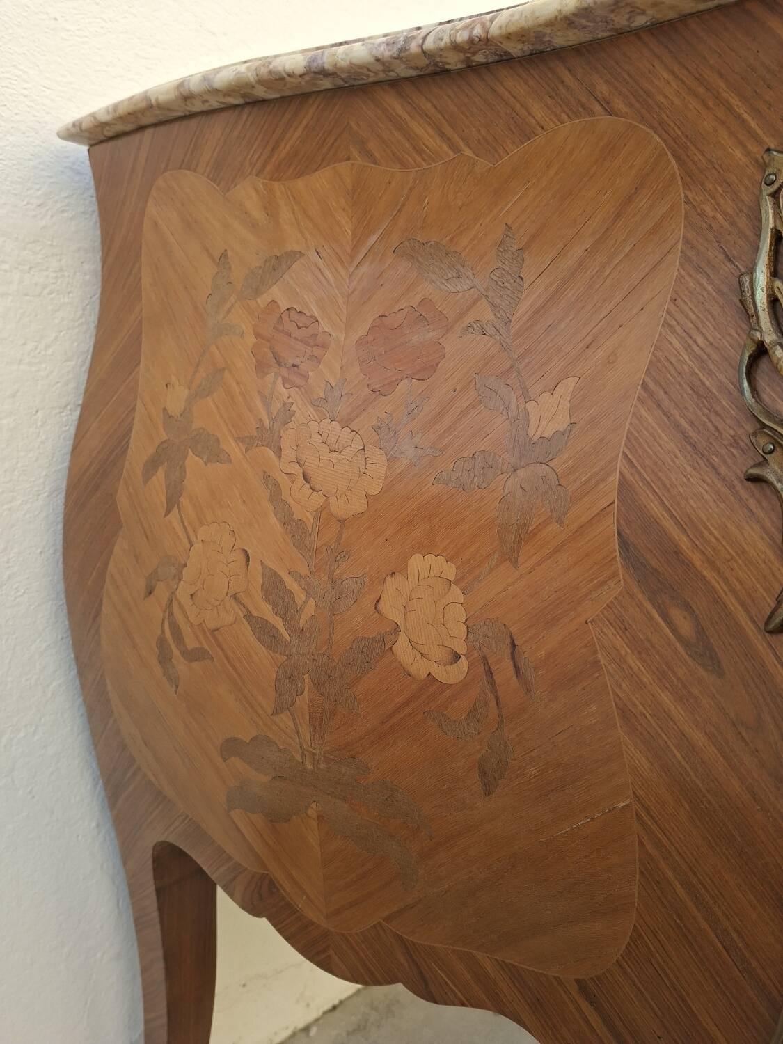 Commode style Louis XV en marqueterie et bois de rose