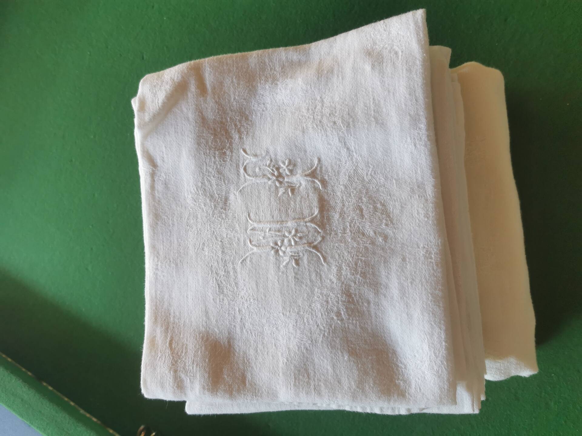 Set of 12 table napkins and an old damask linen tablecloth mono