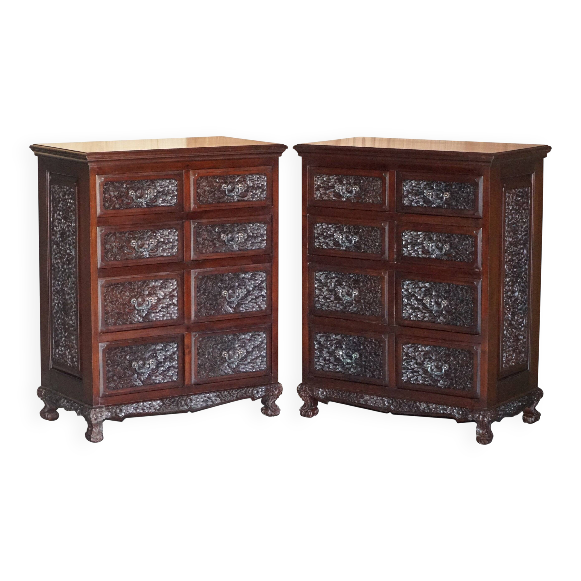 Paire de commodes vintage en bois dur sculpté