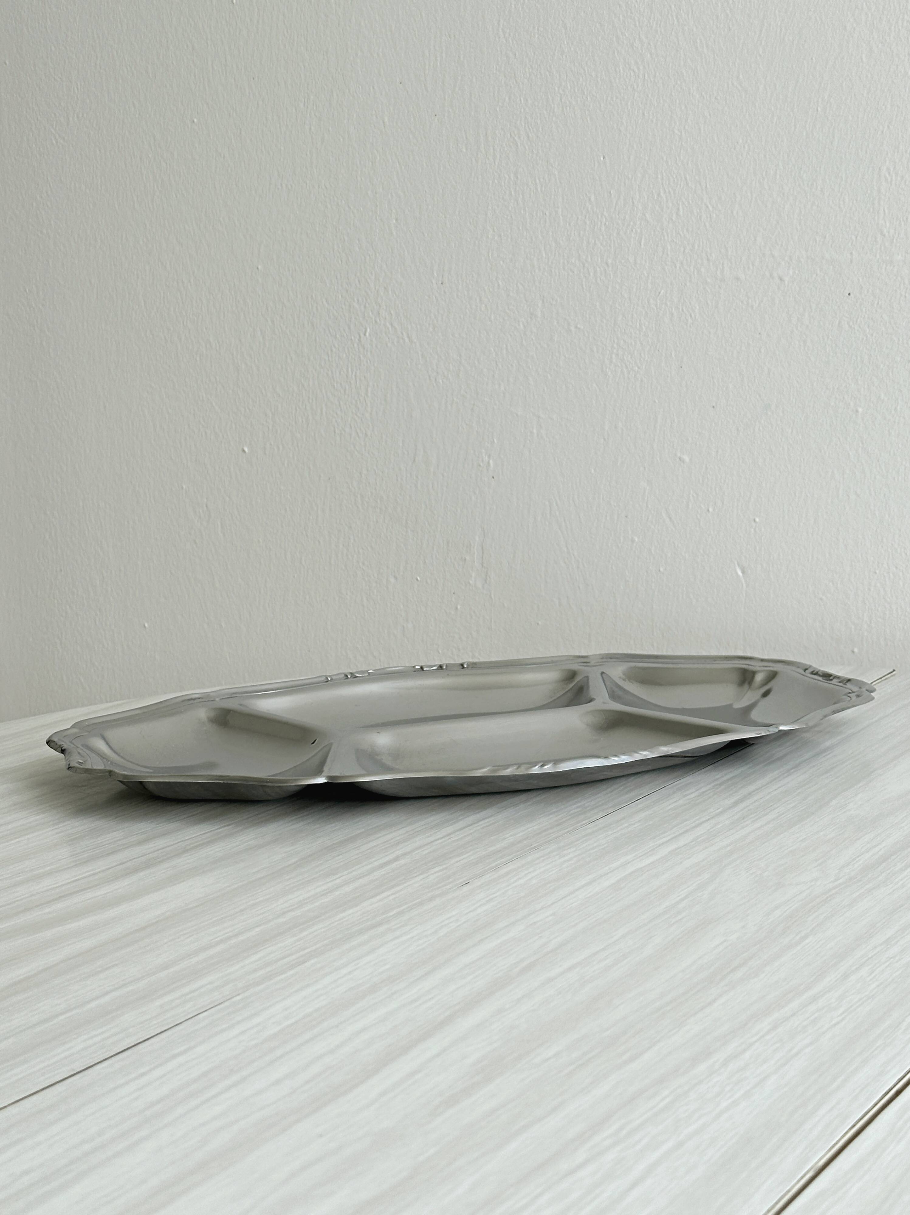 Dish with 4 compartments