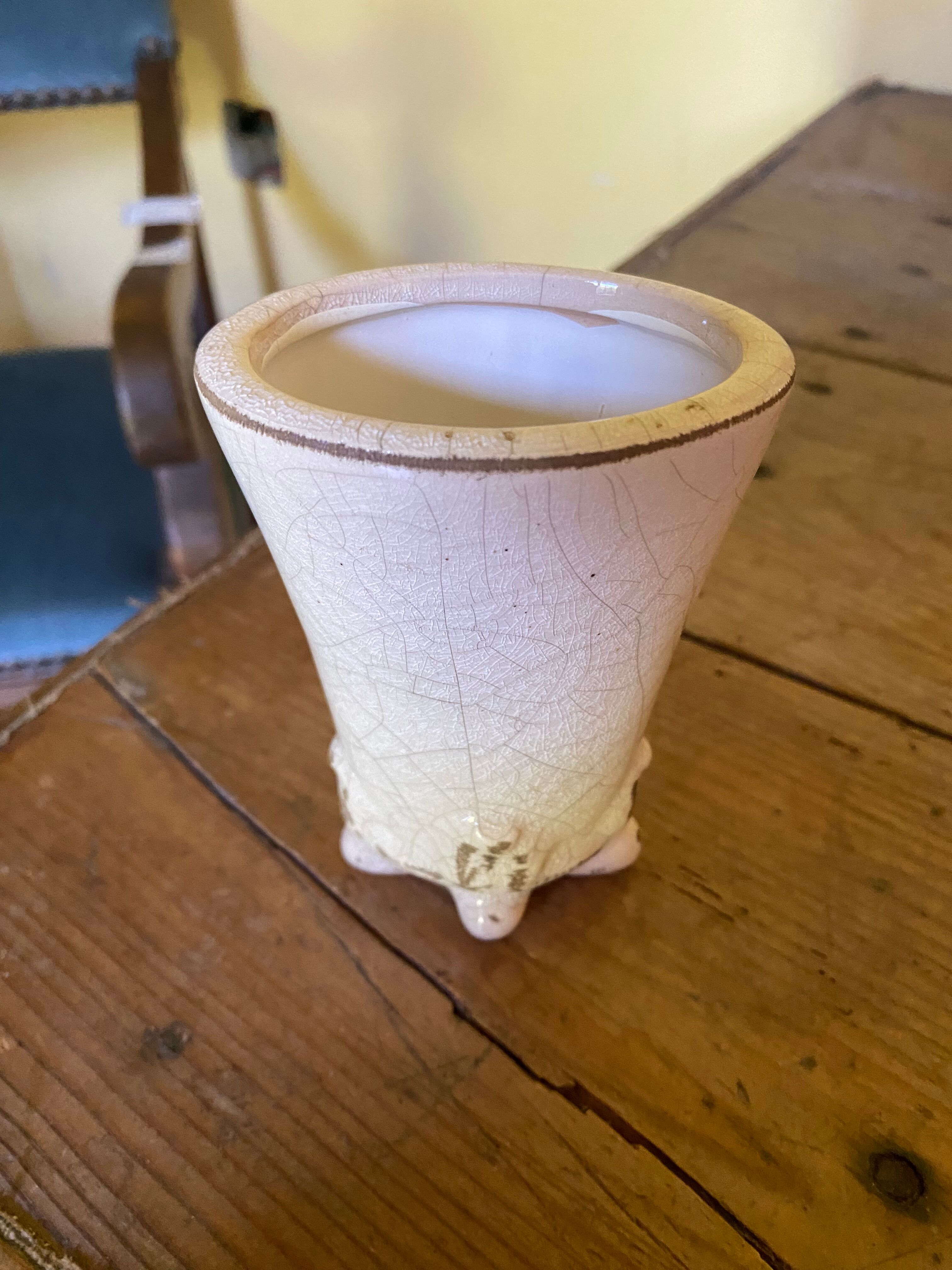 Small vase on legs