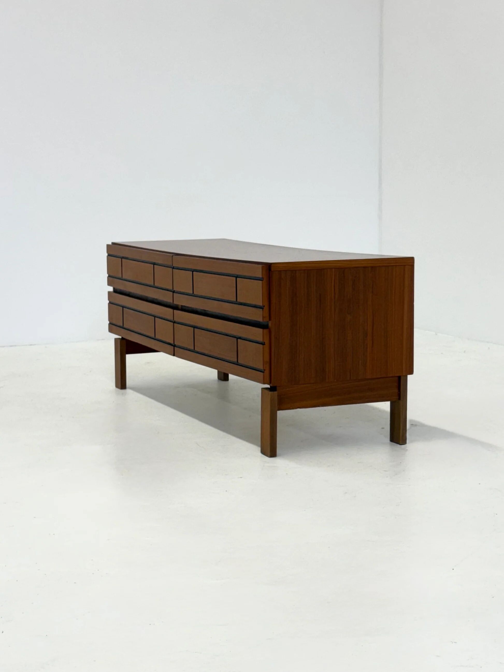 Buffet bas en bois italien avec des lignes noires graphiques.