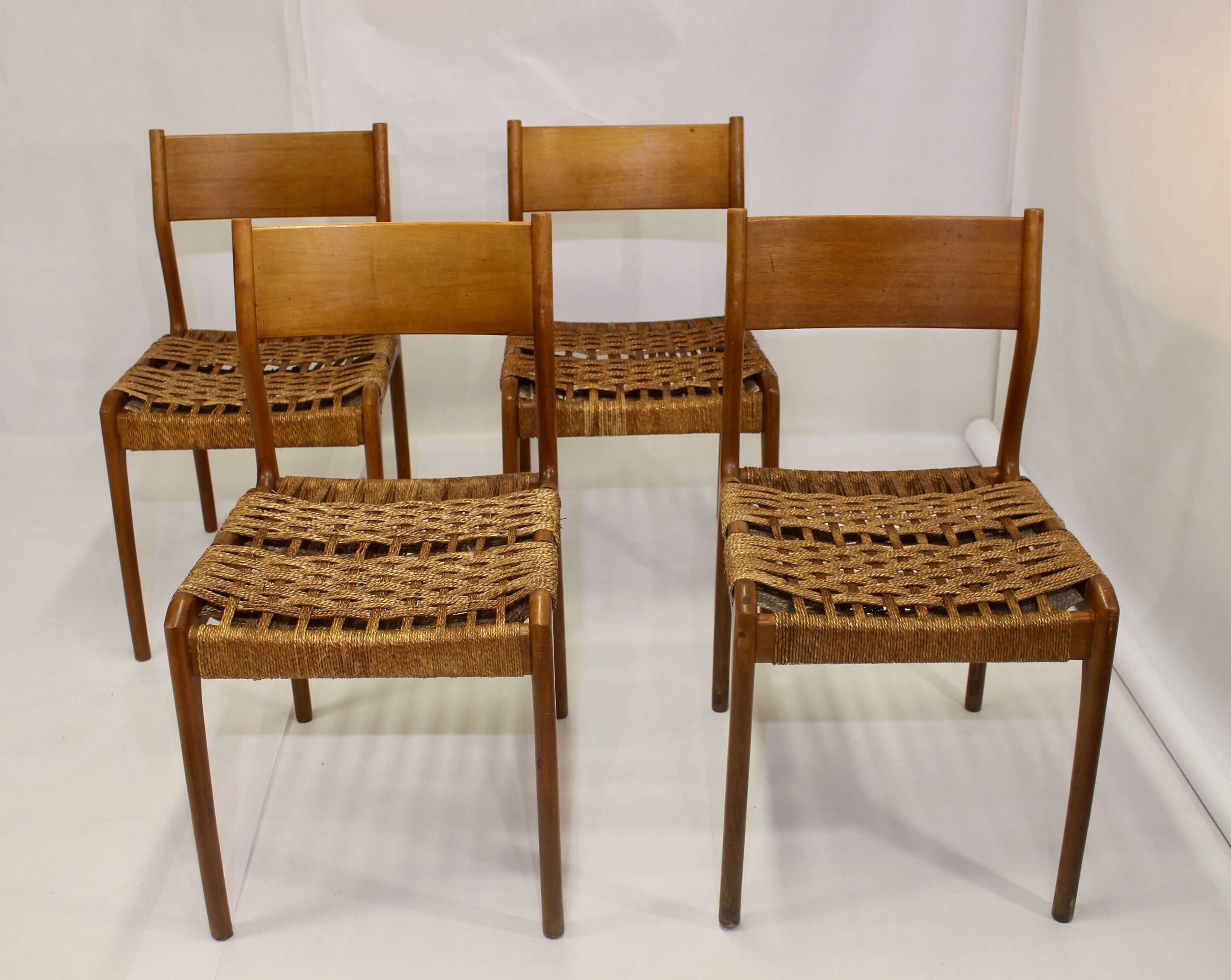 Lot de 4 chaises en chêne design italien de Consorzio Sedi Friuli 1960