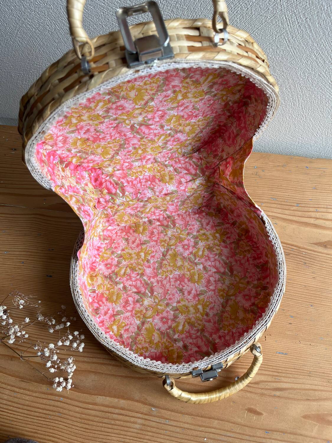 Vintage wicker basket / case