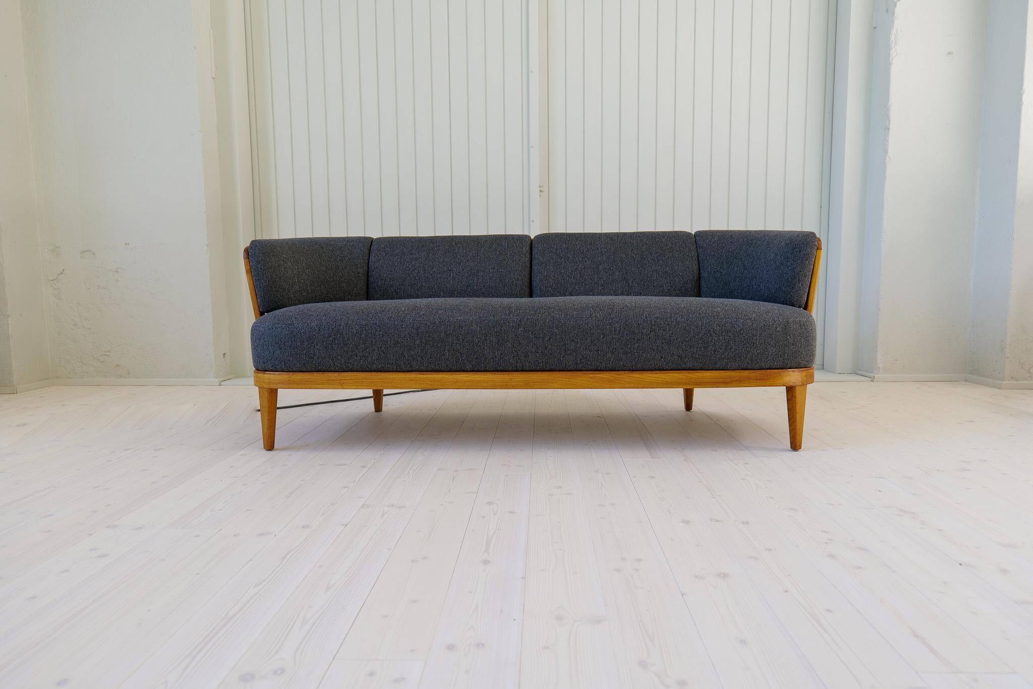 Mid-Century Modern Sculptural Canapé Model "Värend" Carl Malmsten, 1942