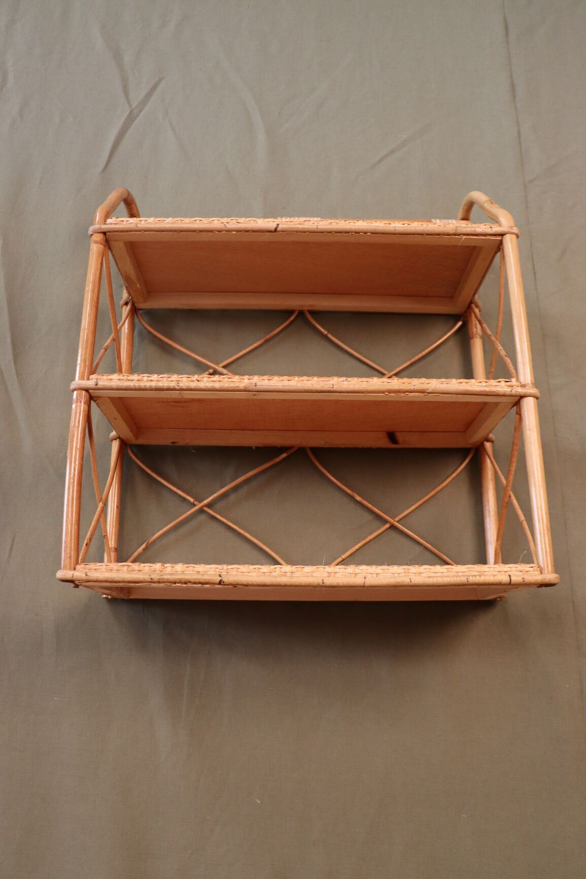Ratine wall shelf
